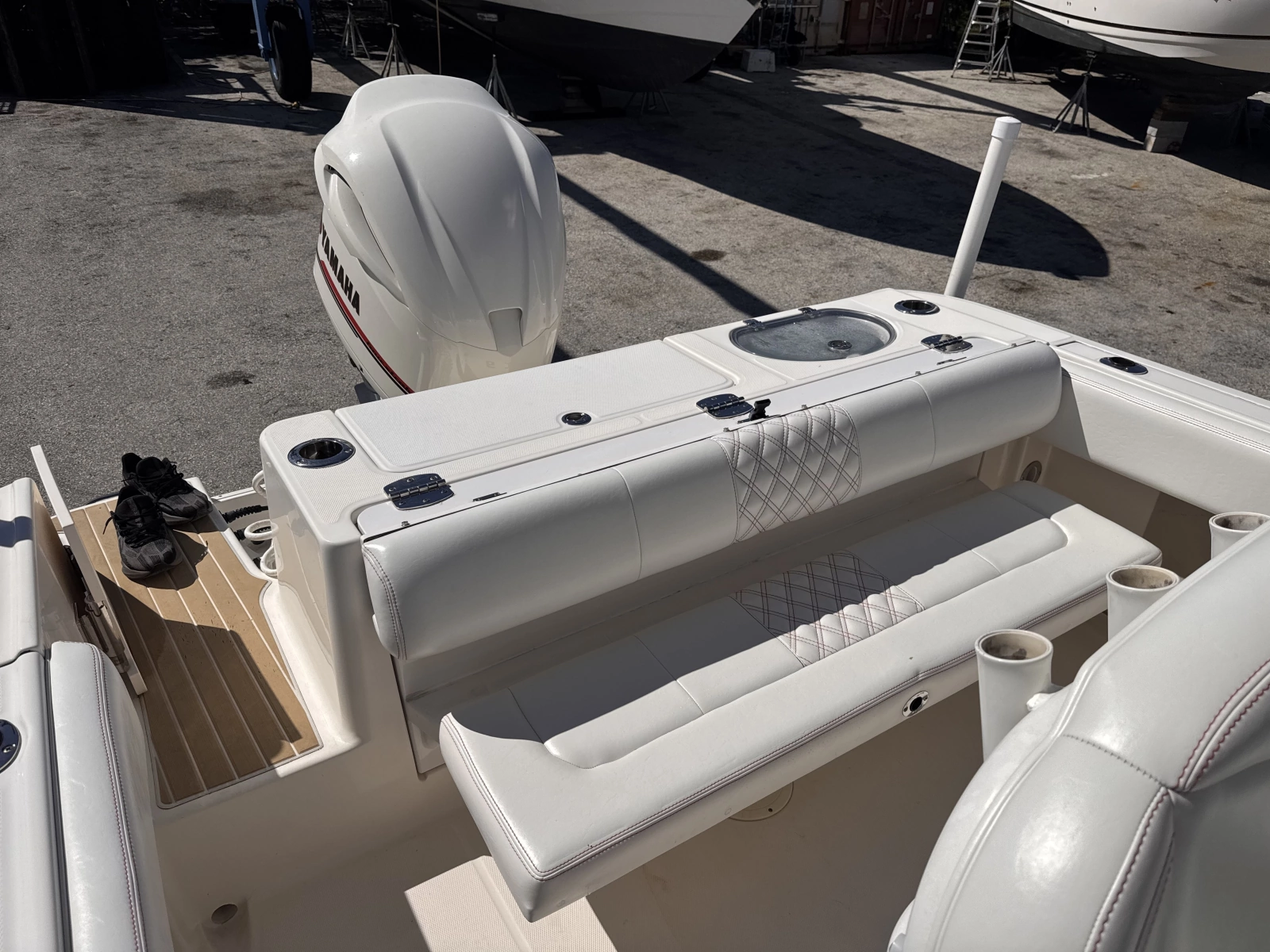 2017 Robalo R242