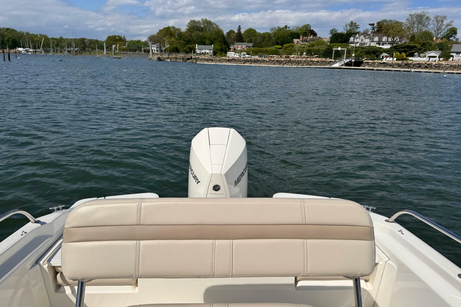 2022 Boston Whaler 220 Dauntless