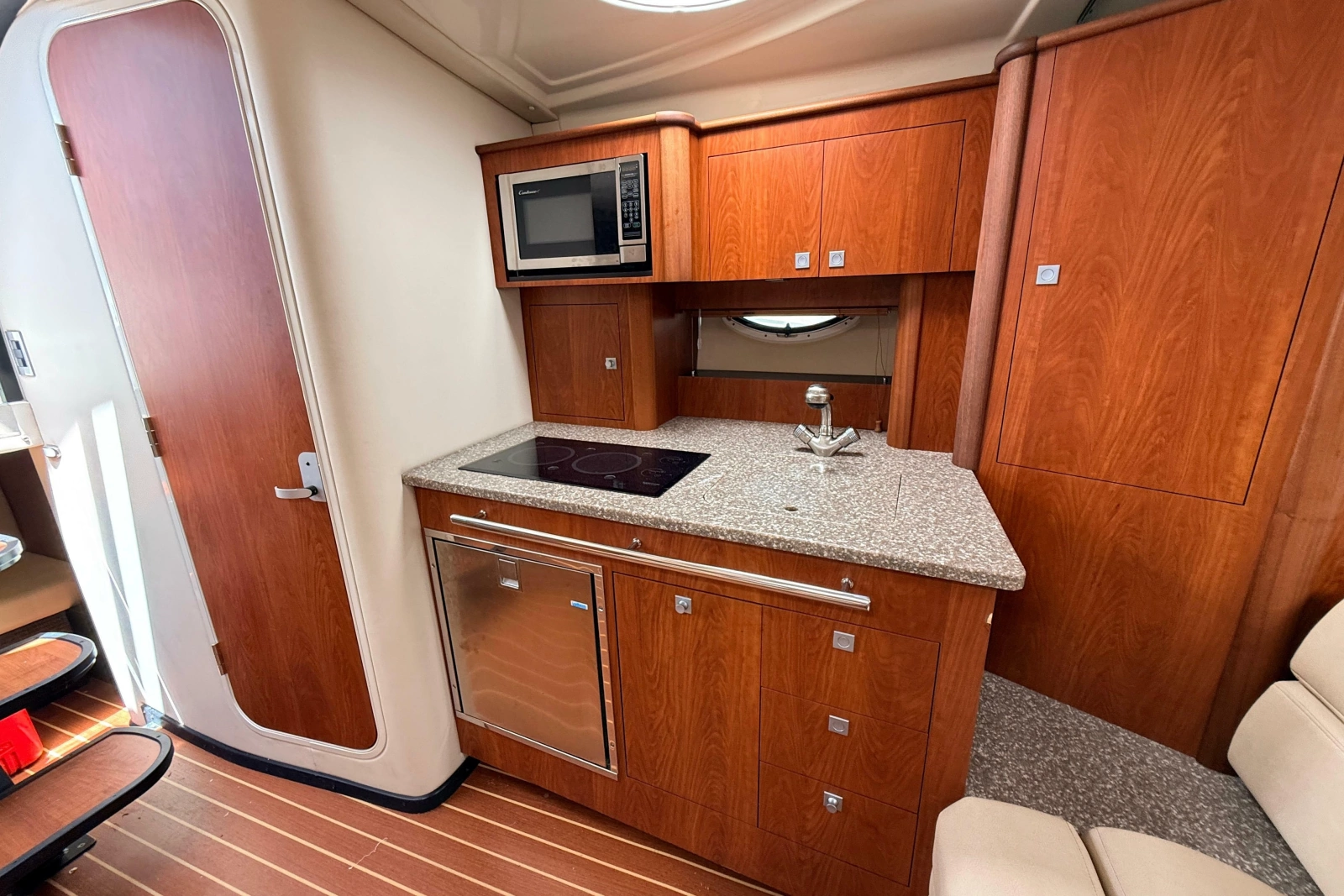 2011 Monterey 320 Sport Yacht