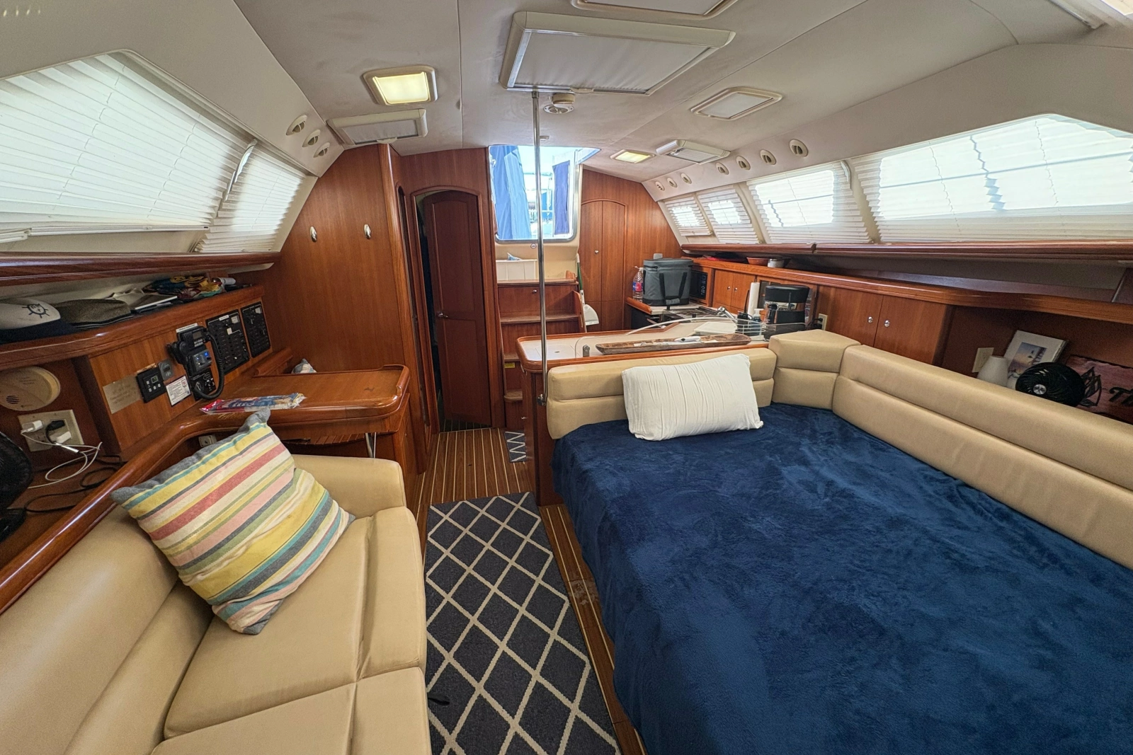 2007 Hunter 41 Deck Salon