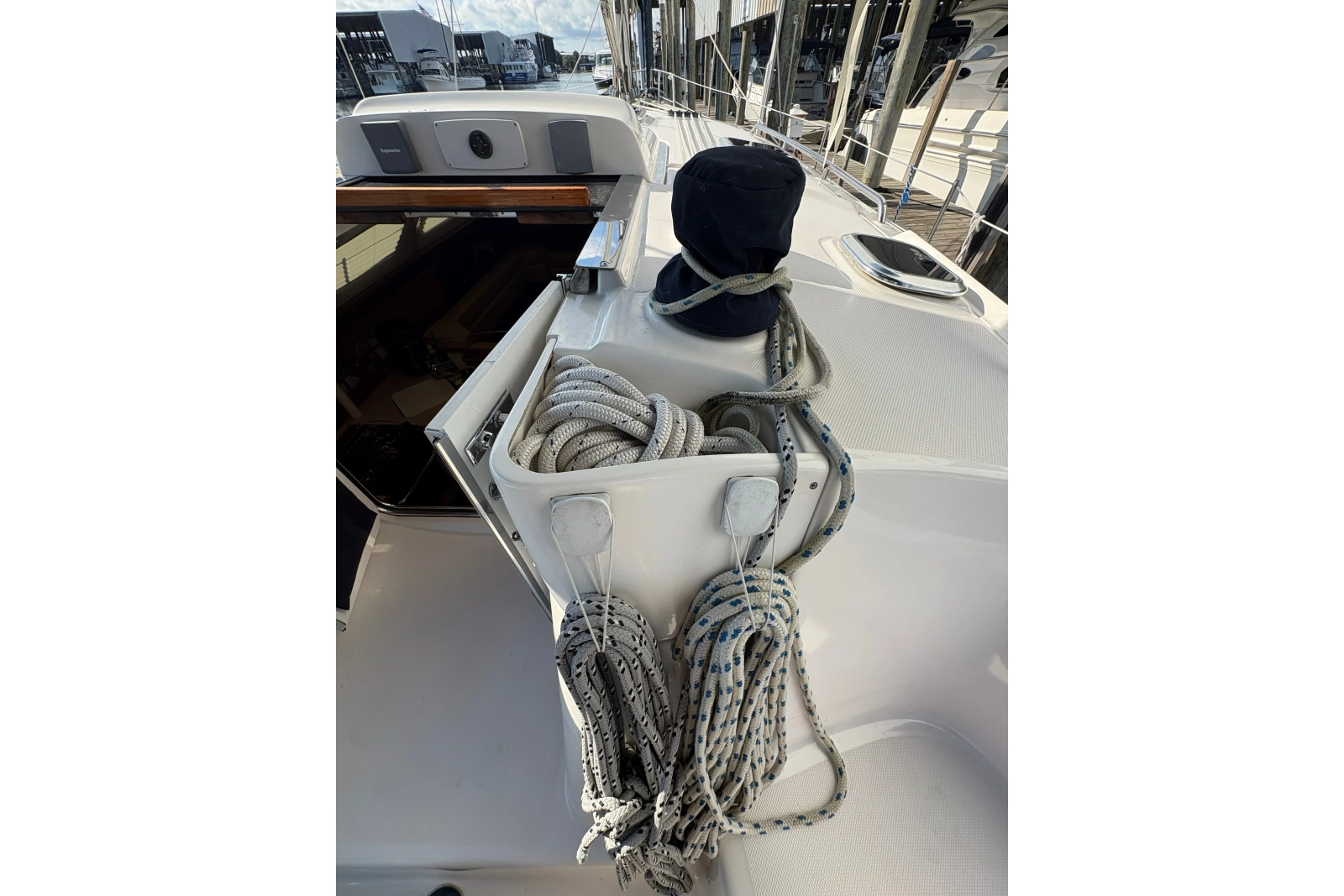 2007 Hunter 41 Deck Salon
