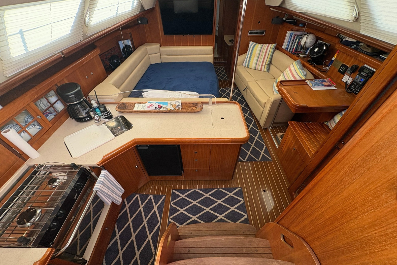 2007 Hunter 41 Deck Salon