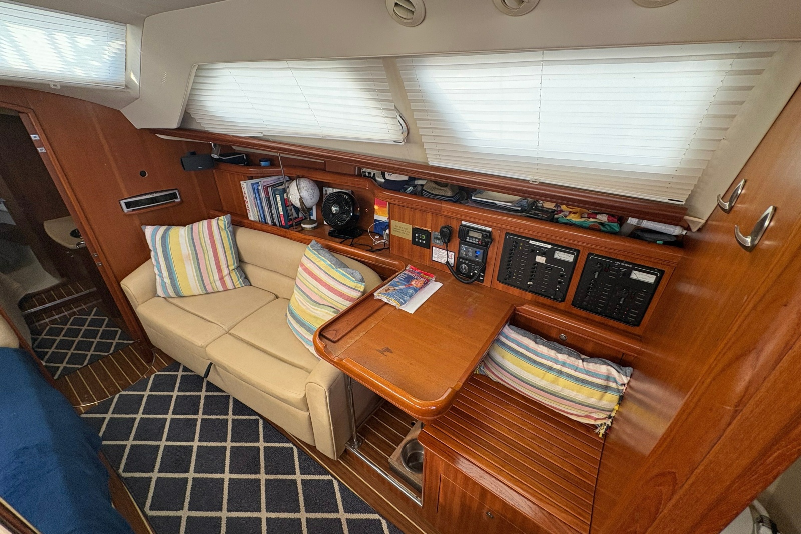 2007 Hunter 41 Deck Salon