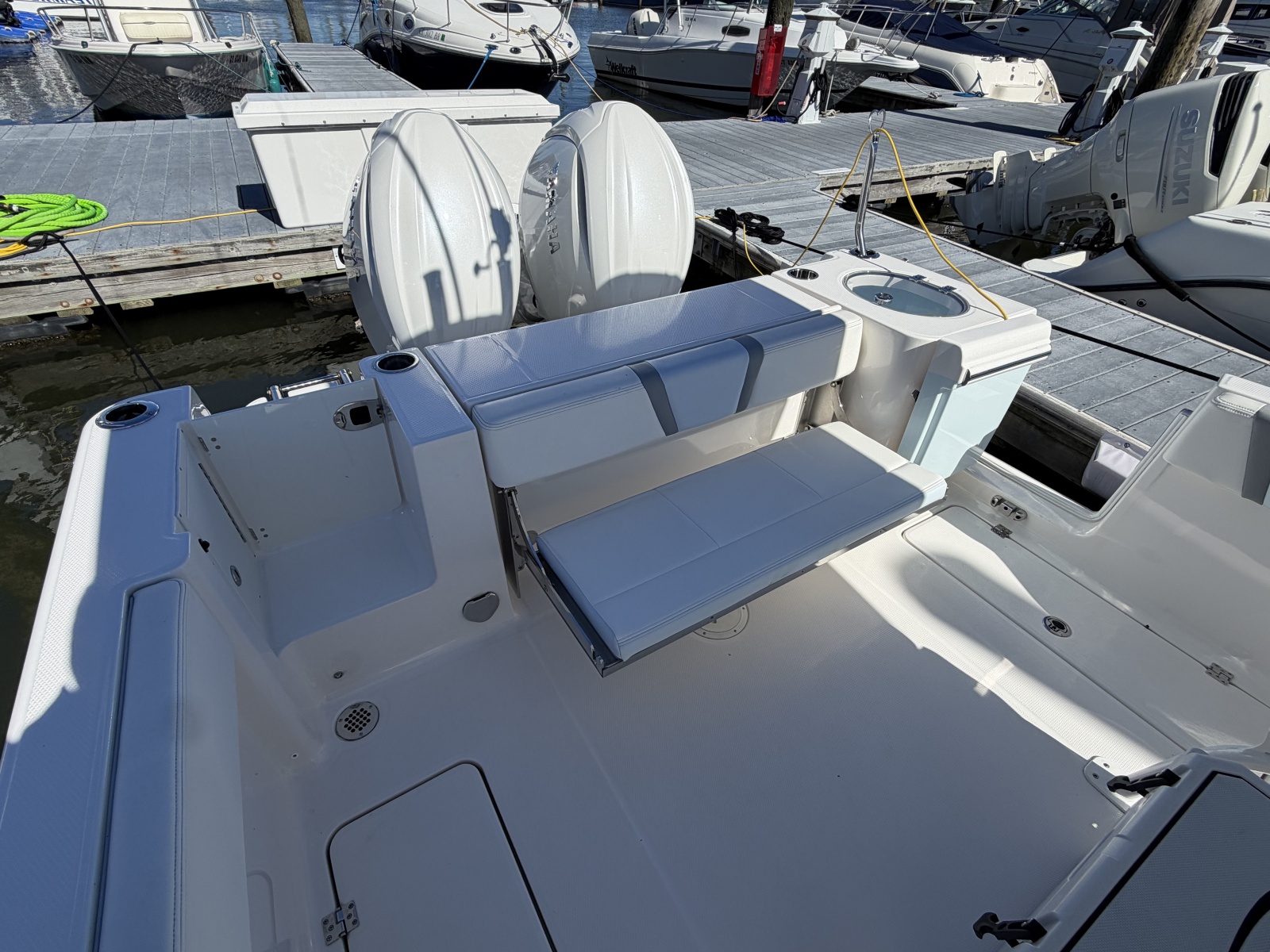 2025 Robalo R250