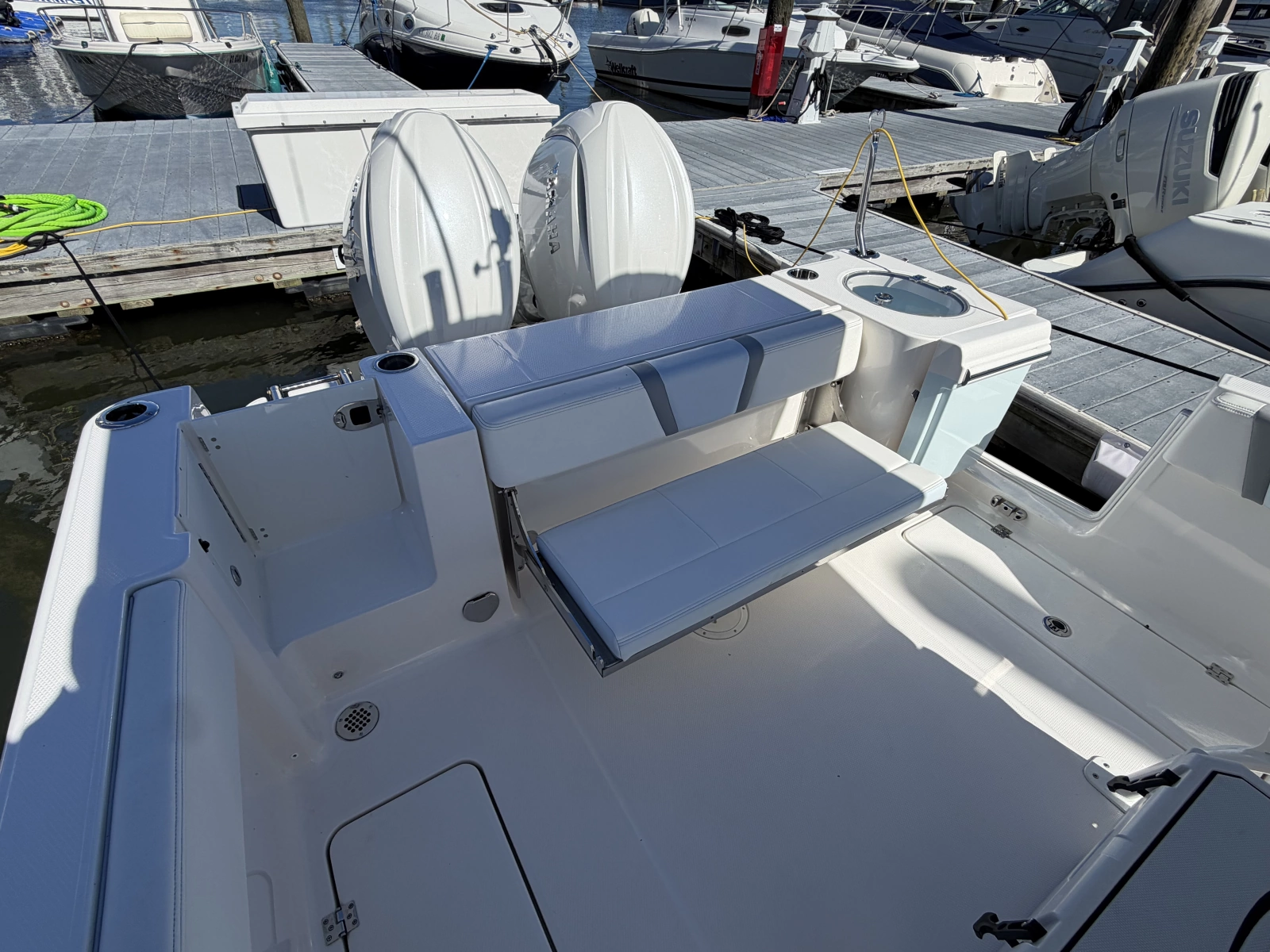 2025 Robalo R250
