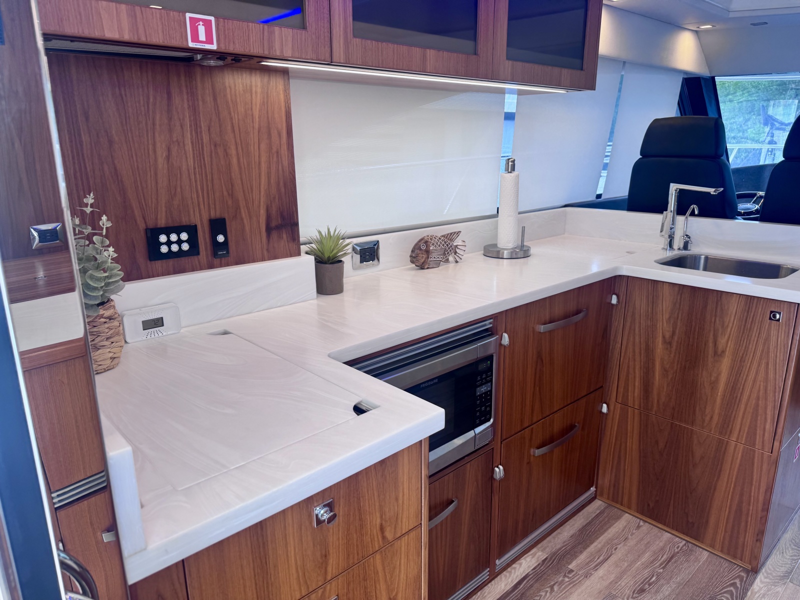 2020 Riviera 4800 Sport Yacht
