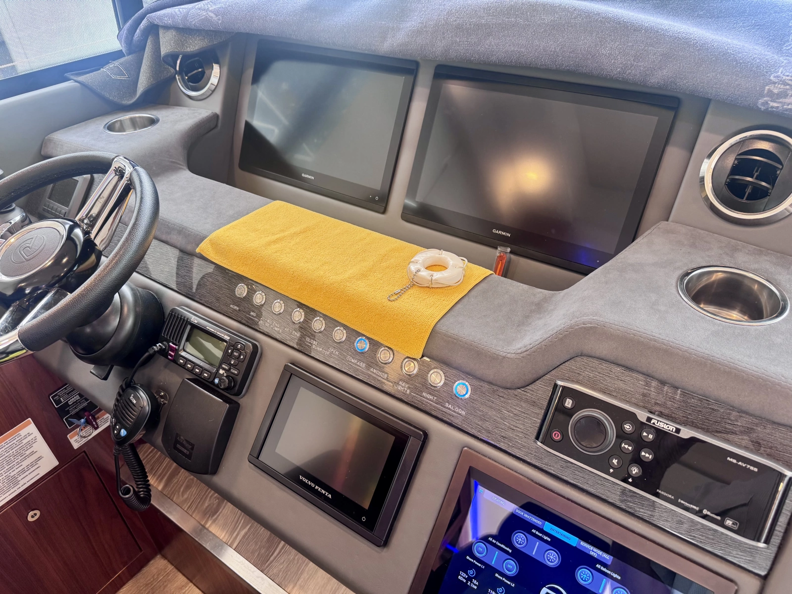 2020 Riviera 4800 Sport Yacht
