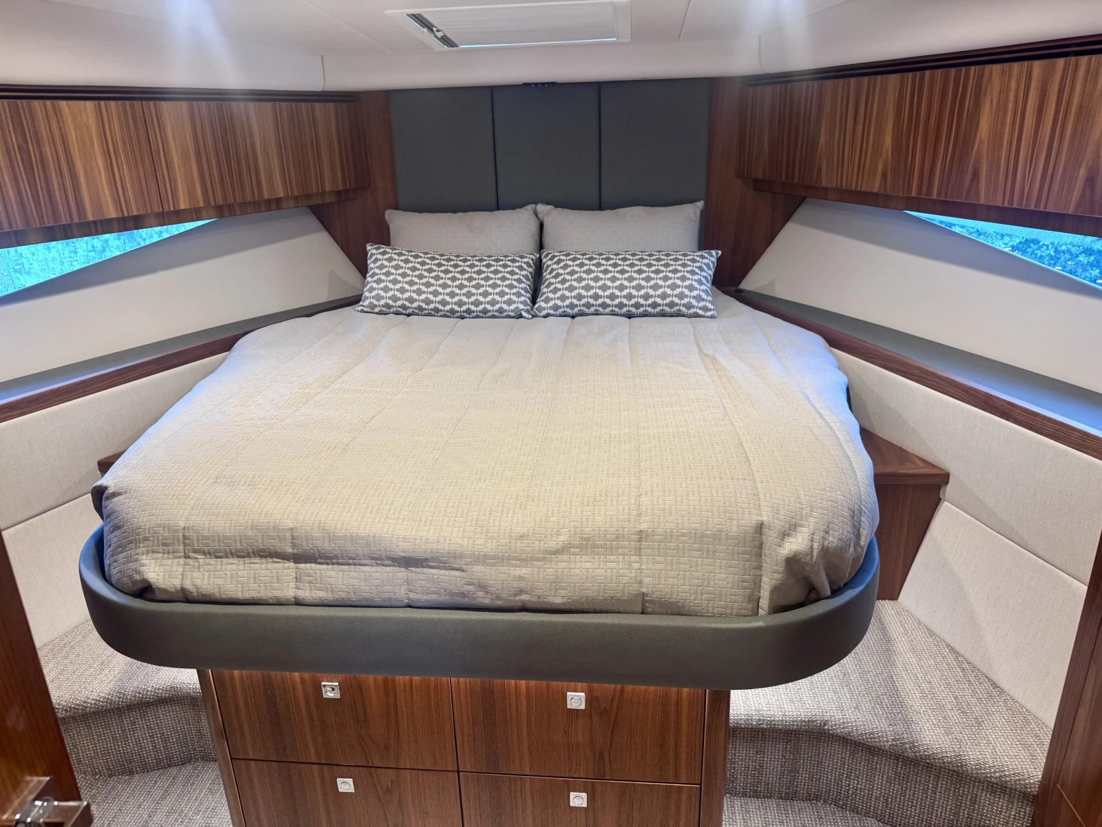2020 Riviera 4800 Sport Yacht