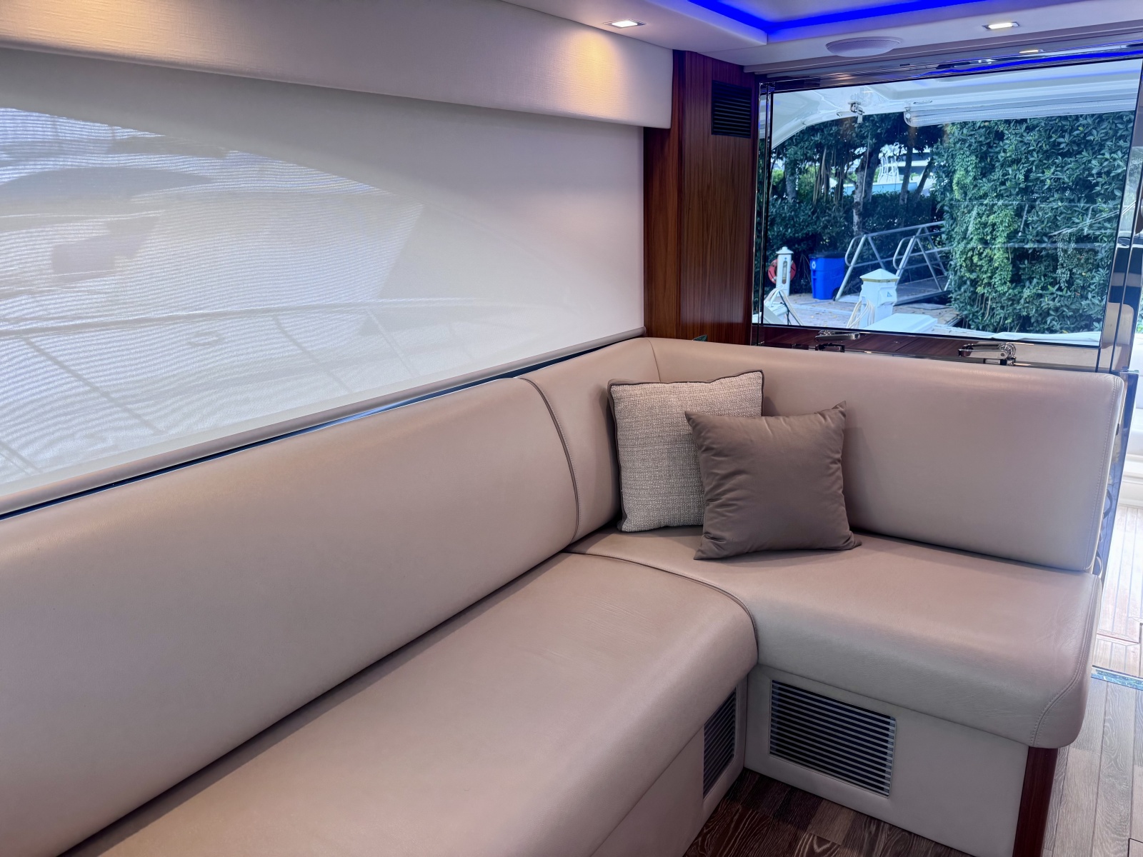 2020 Riviera 4800 Sport Yacht