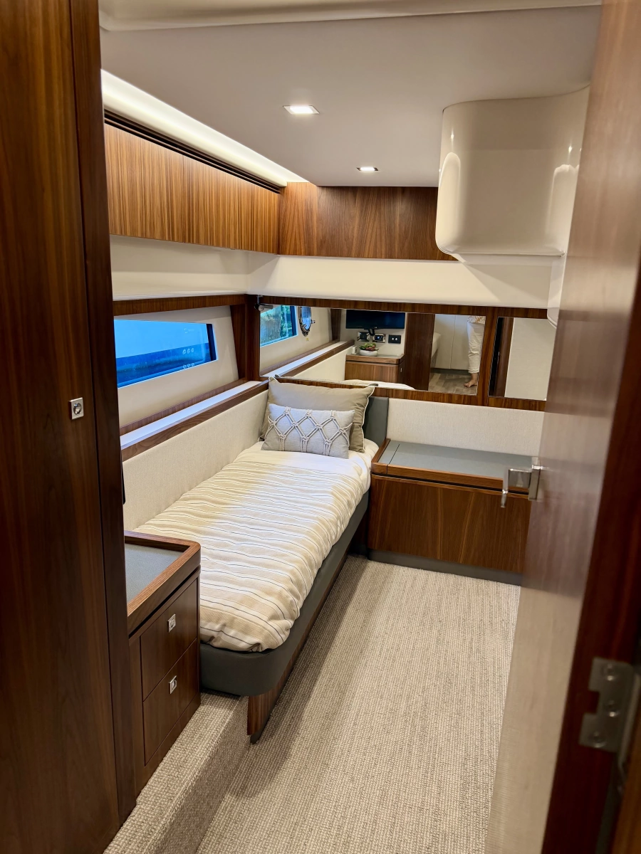 2020 Riviera 4800 Sport Yacht