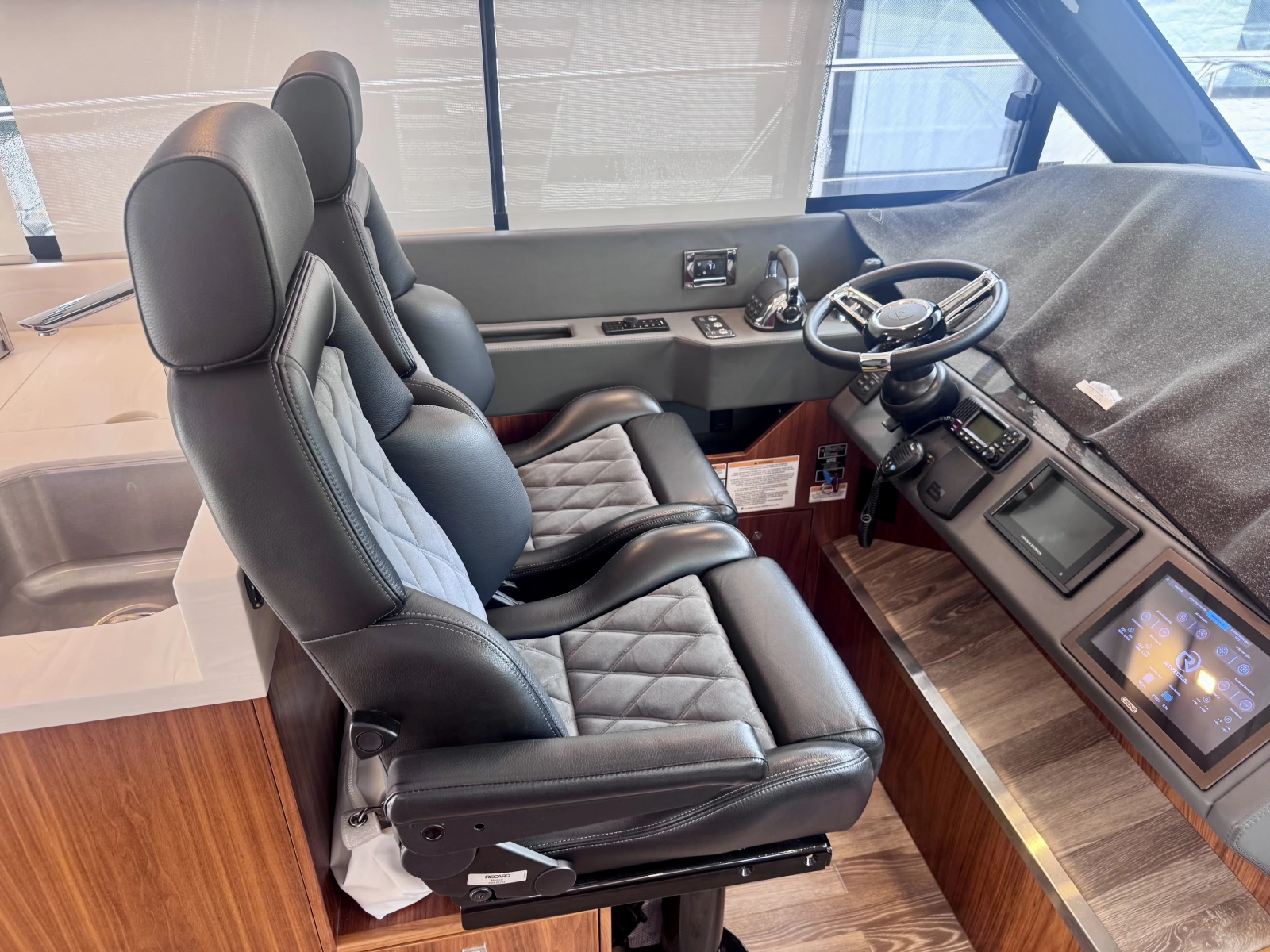 2020 Riviera 4800 Sport Yacht