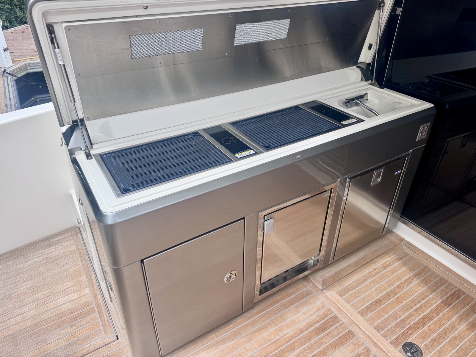 2020 Riviera 4800 Sport Yacht
