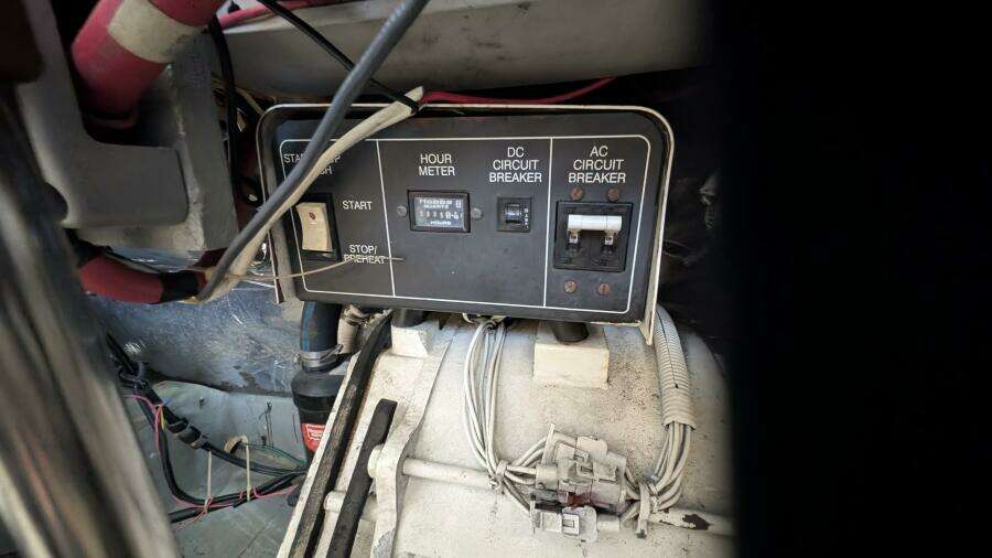 1994 Carver 370 AFT CABIN