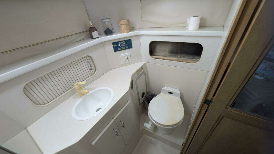 1994 Carver 370 AFT CABIN