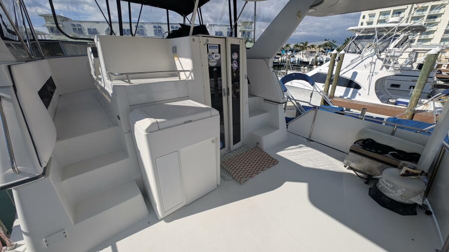 1994 Carver 370 AFT CABIN