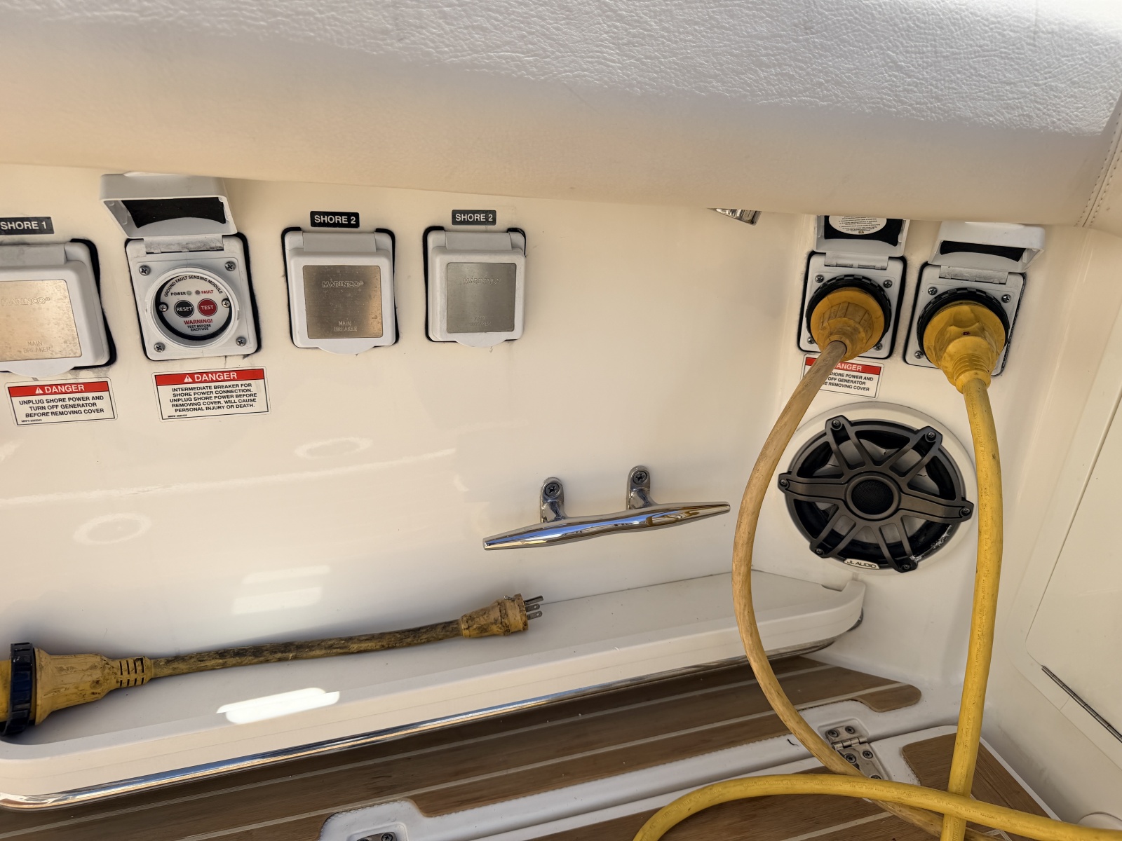 2020 Boston Whaler 