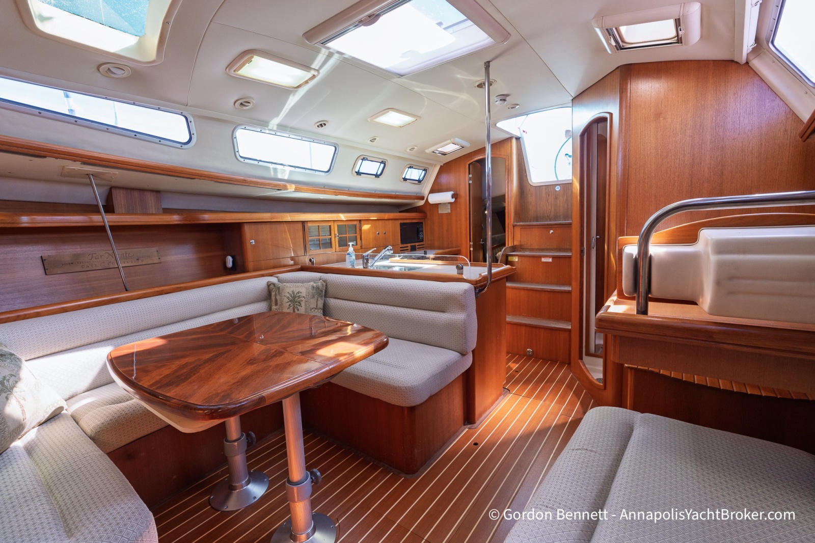 2005 Hunter 38