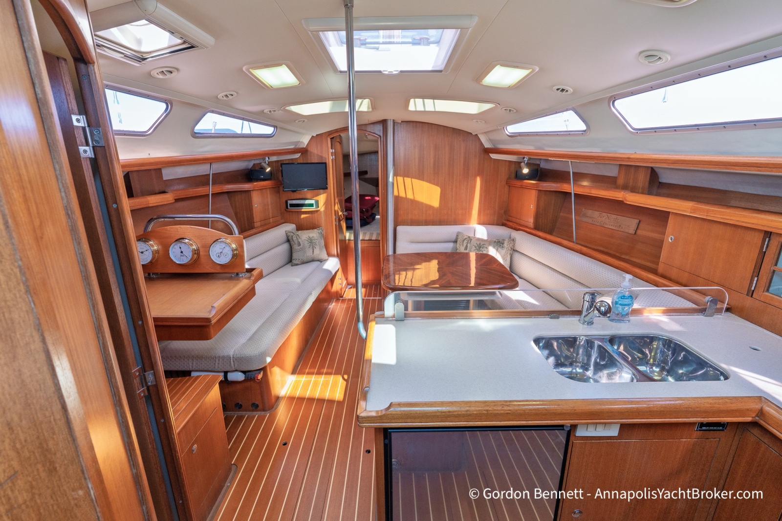 2005 Hunter 38