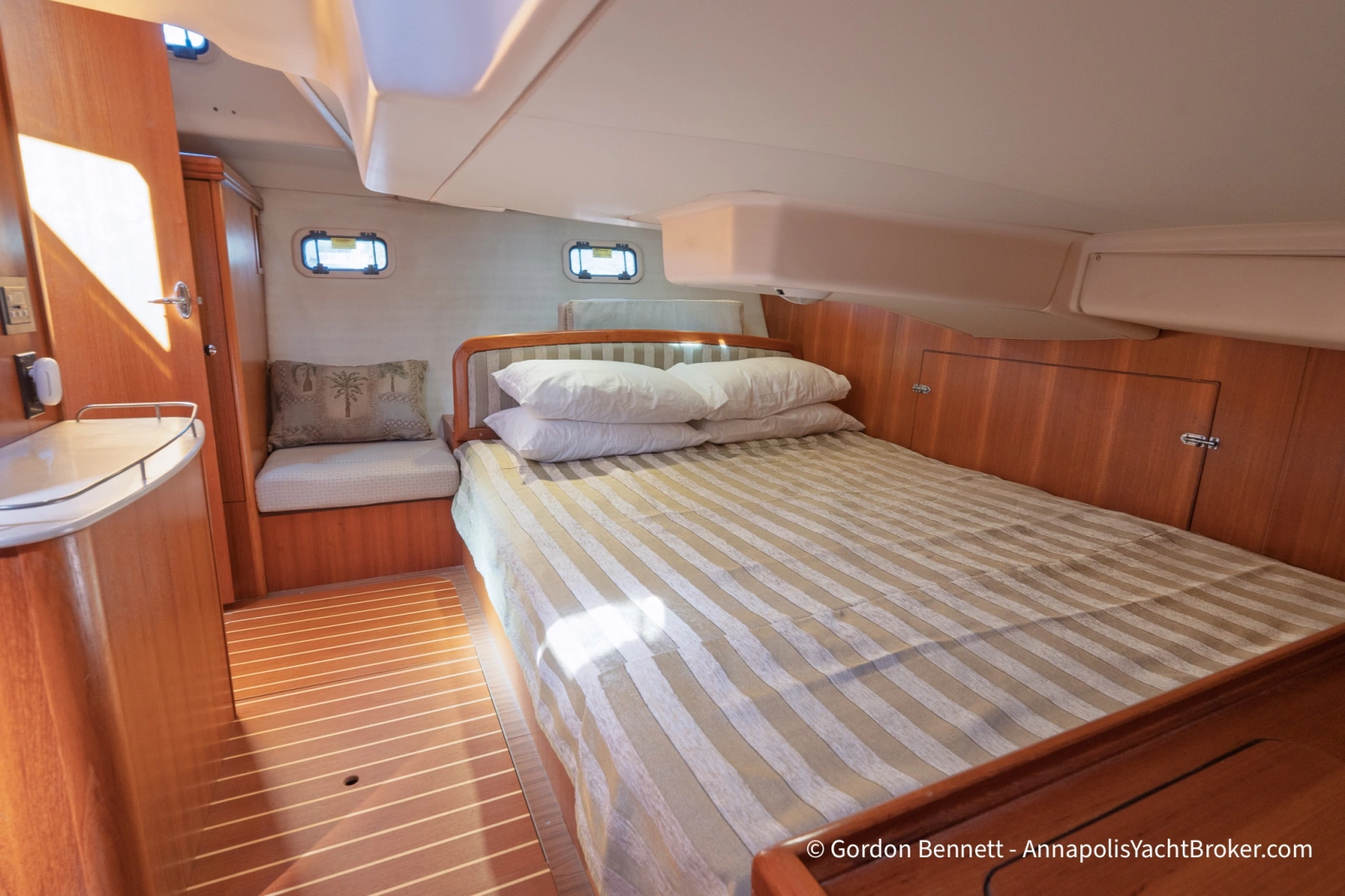 2005 Hunter 38