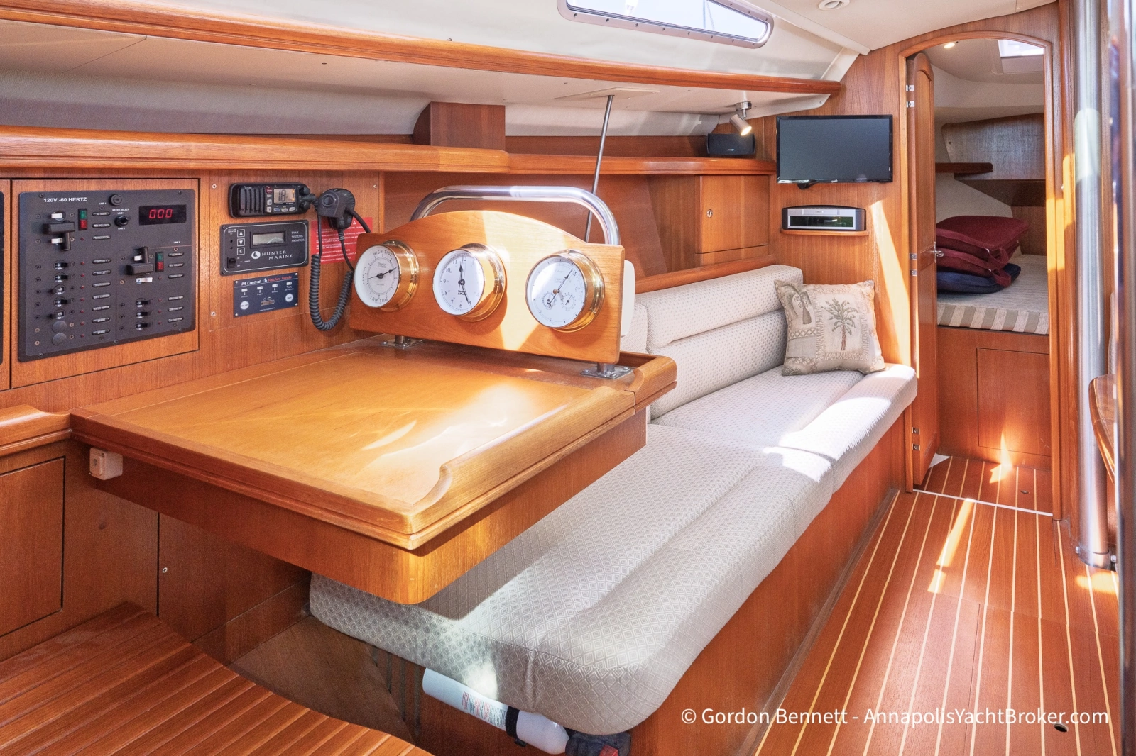 2005 Hunter 38