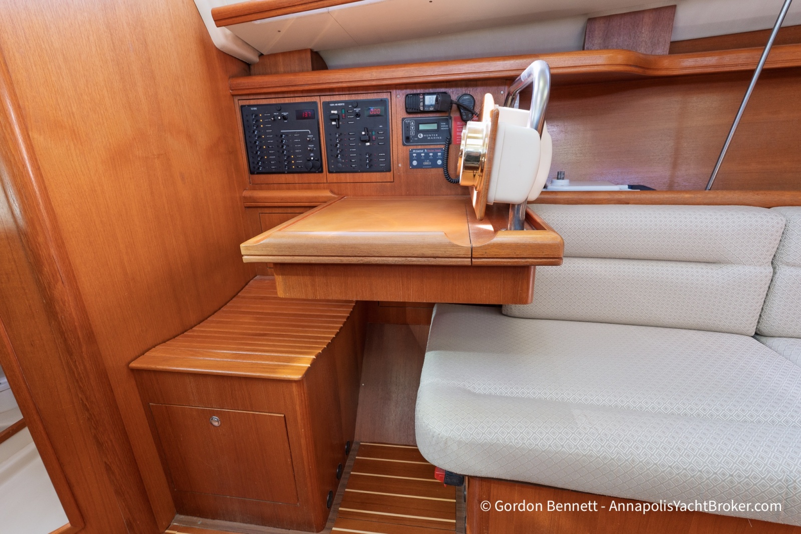 2005 Hunter 38