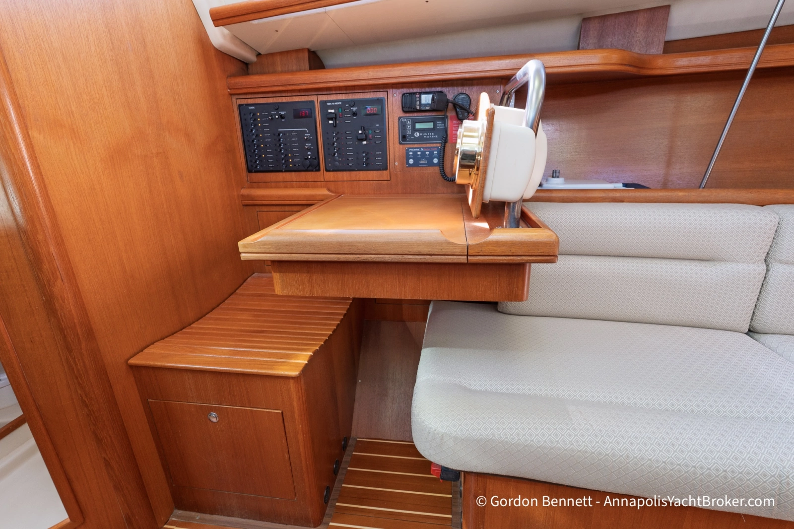 2005 Hunter 38