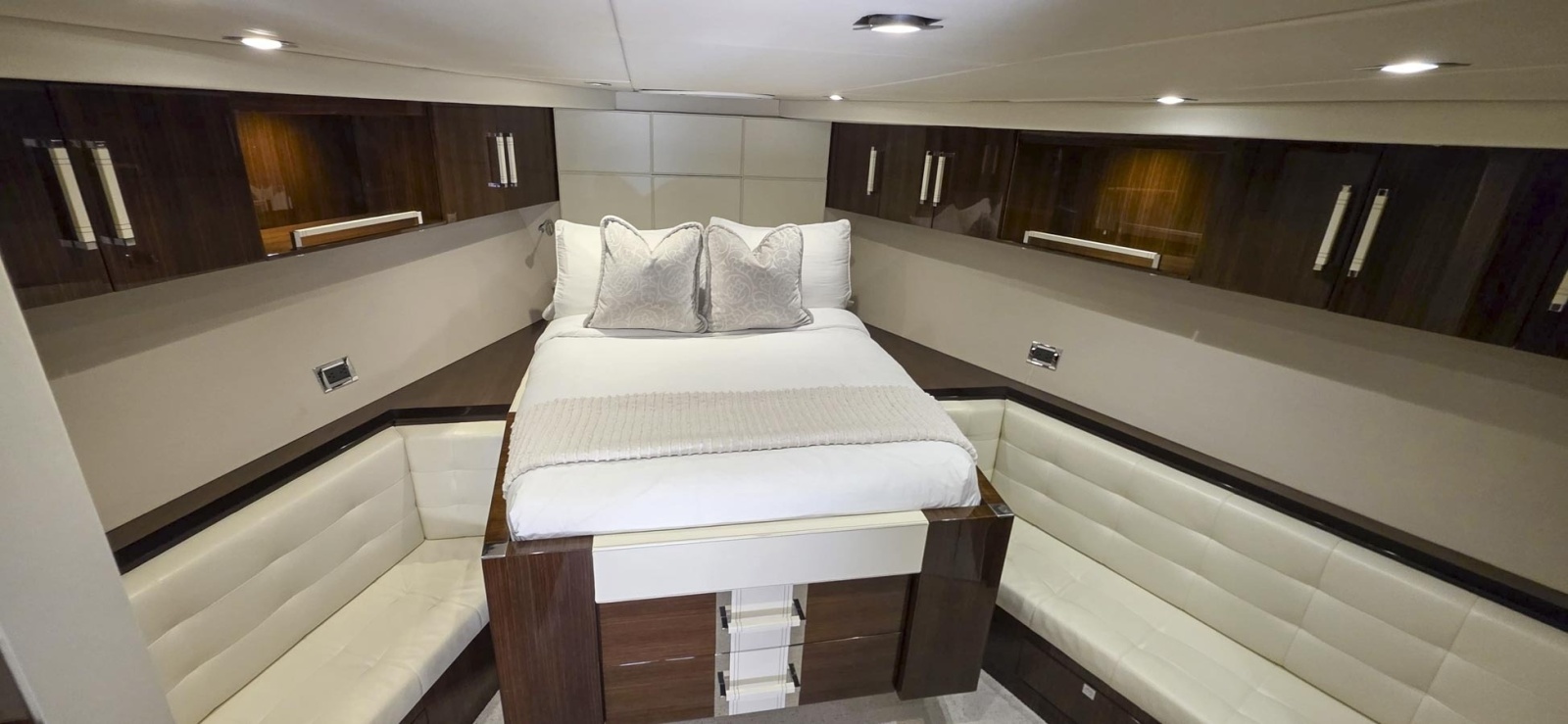 2012 Lazzara Yachts LSX 92