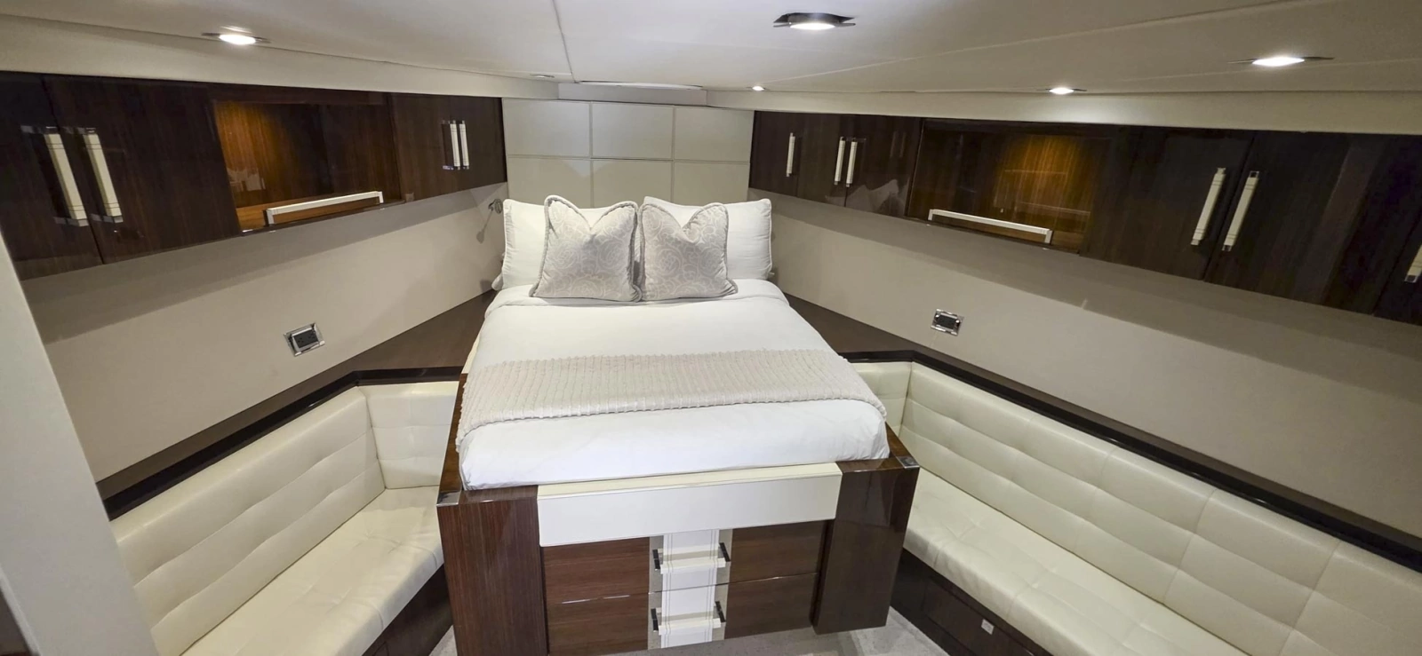 2012 Lazzara Yachts LSX 92