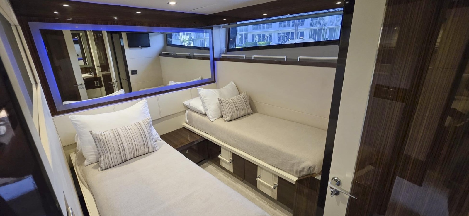 2012 Lazzara Yachts LSX 92