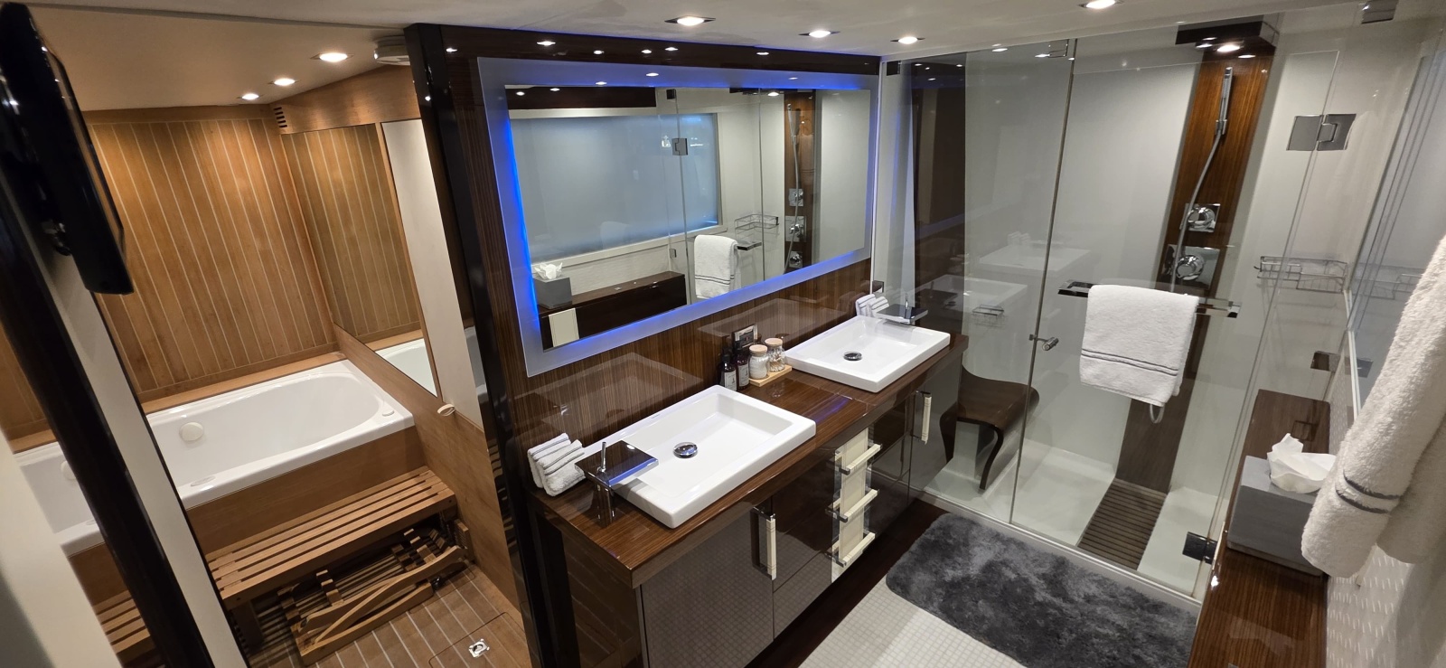 2012 Lazzara Yachts LSX 92