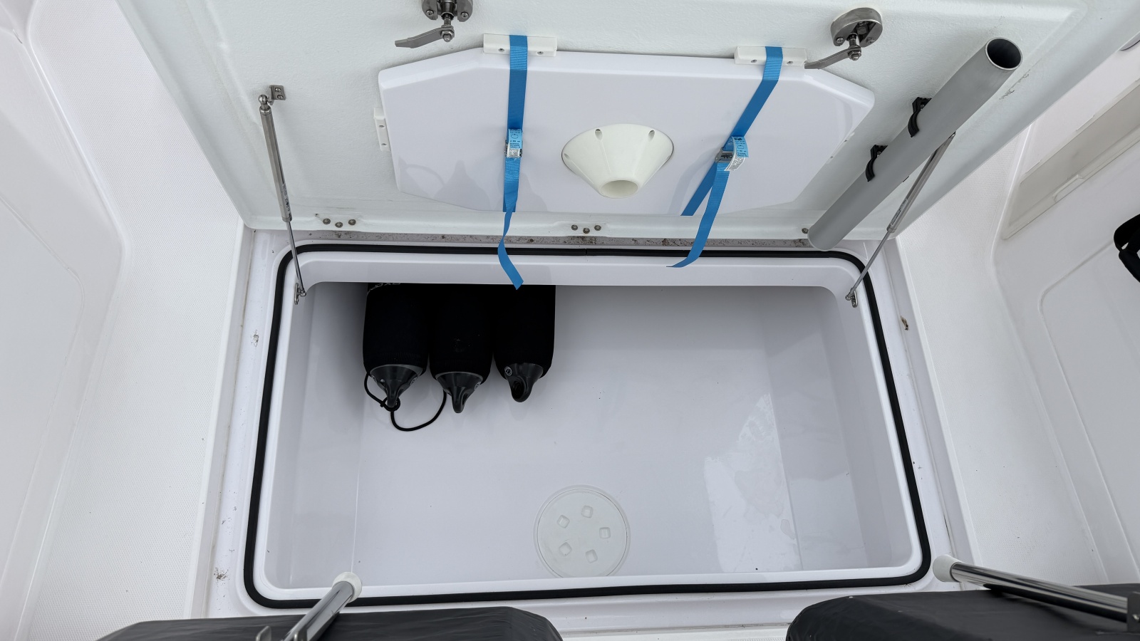 2023 Axopar 28 Cabin w/Wet Bar