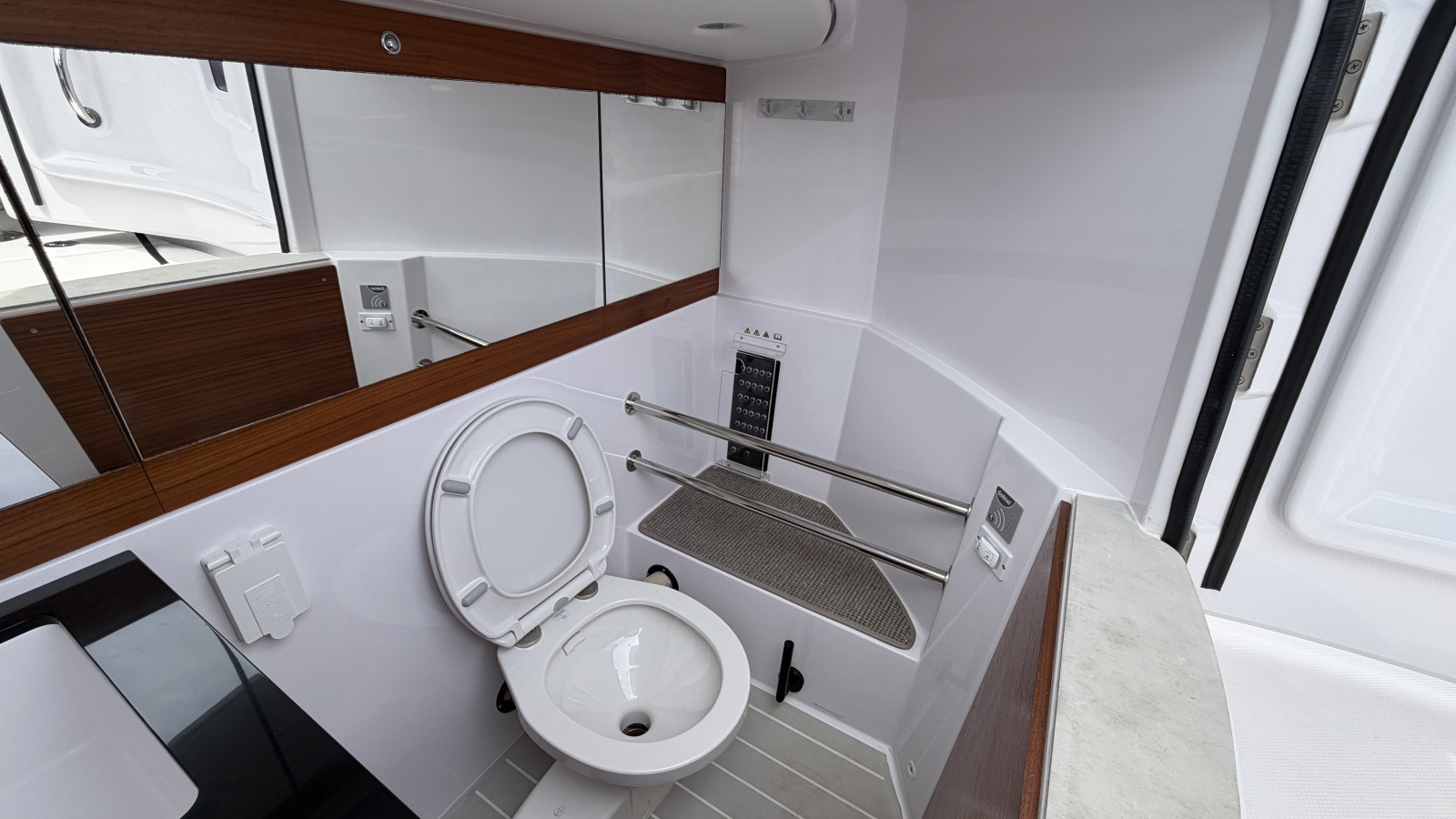 2023 Axopar 28 Cabin w/Wet Bar