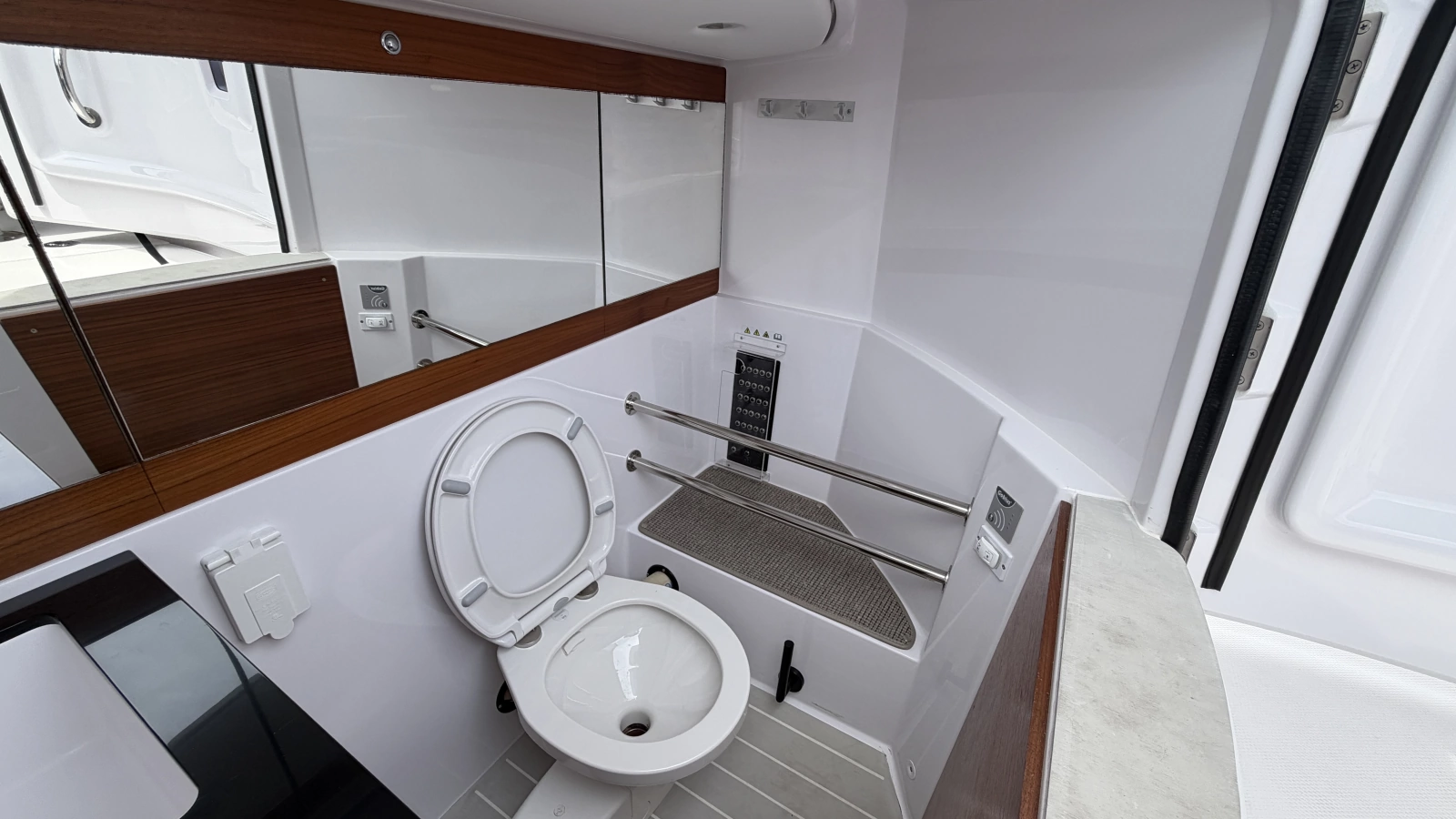 2023 Axopar 28 Cabin w/Wet Bar
