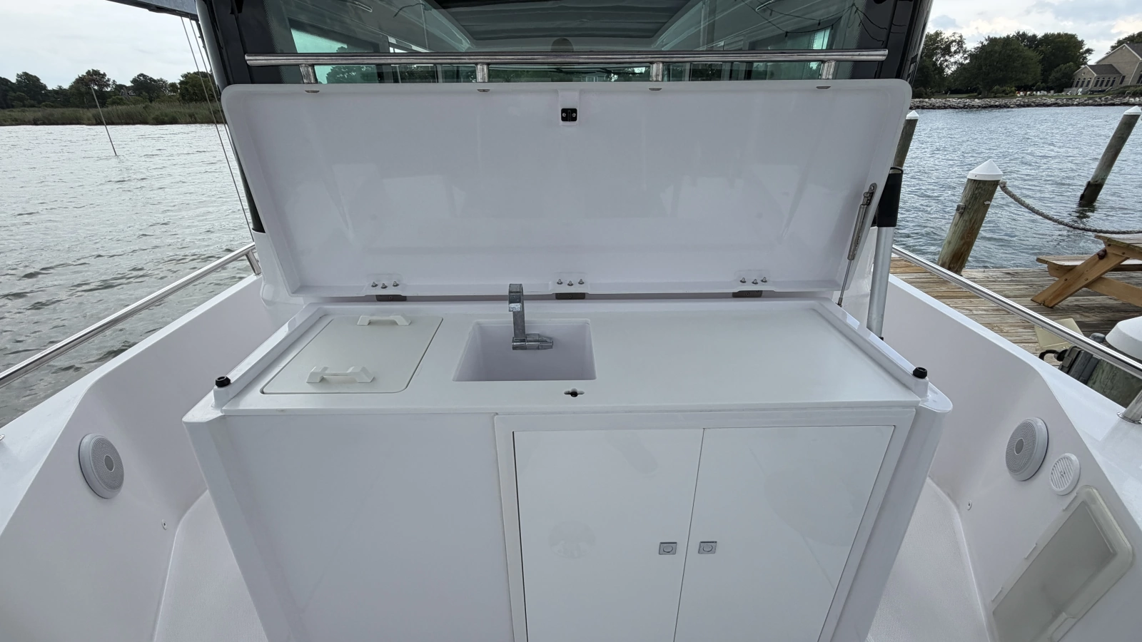 2023 Axopar 28 Cabin w/Wet Bar