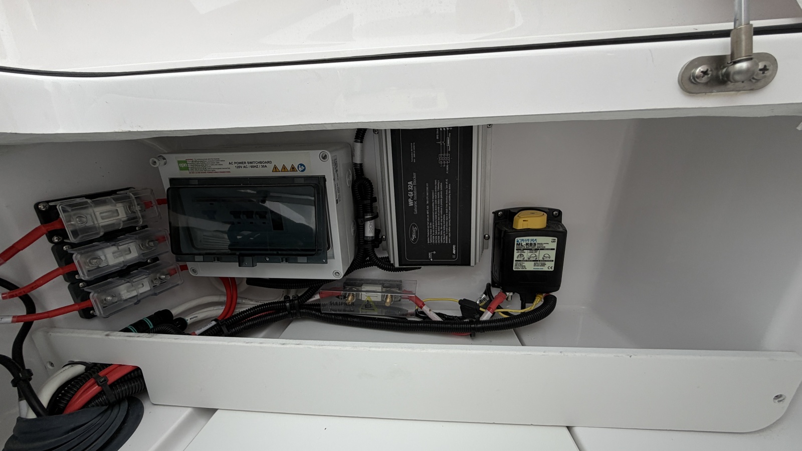 2023 Axopar 28 Cabin w/Wet Bar