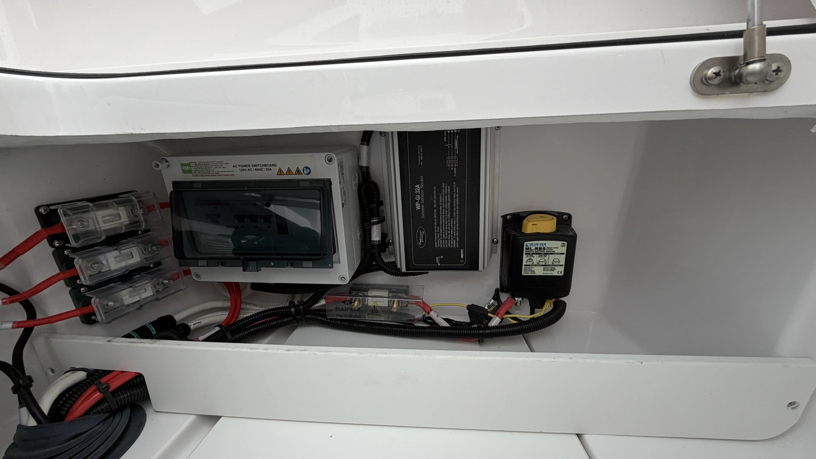 2023 Axopar 28 Cabin w/Wet Bar