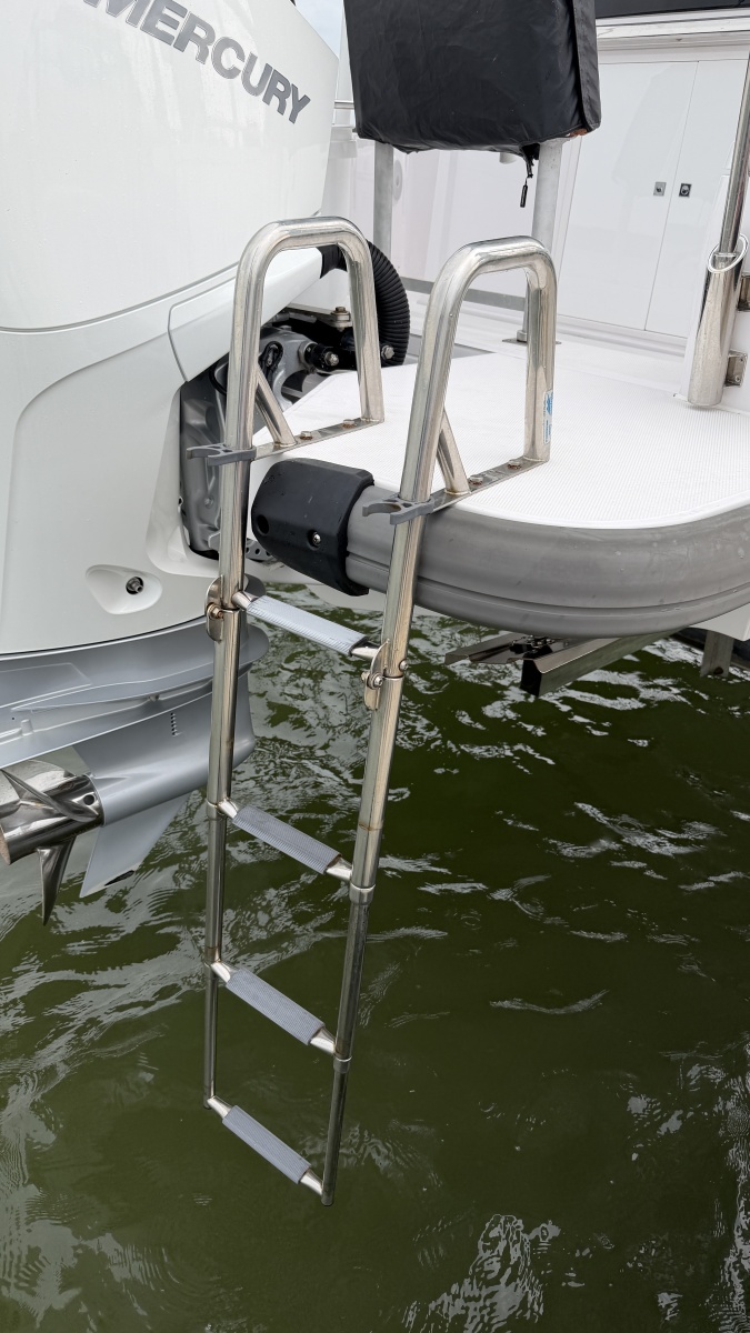 2023 Axopar 28 Cabin w/Wet Bar