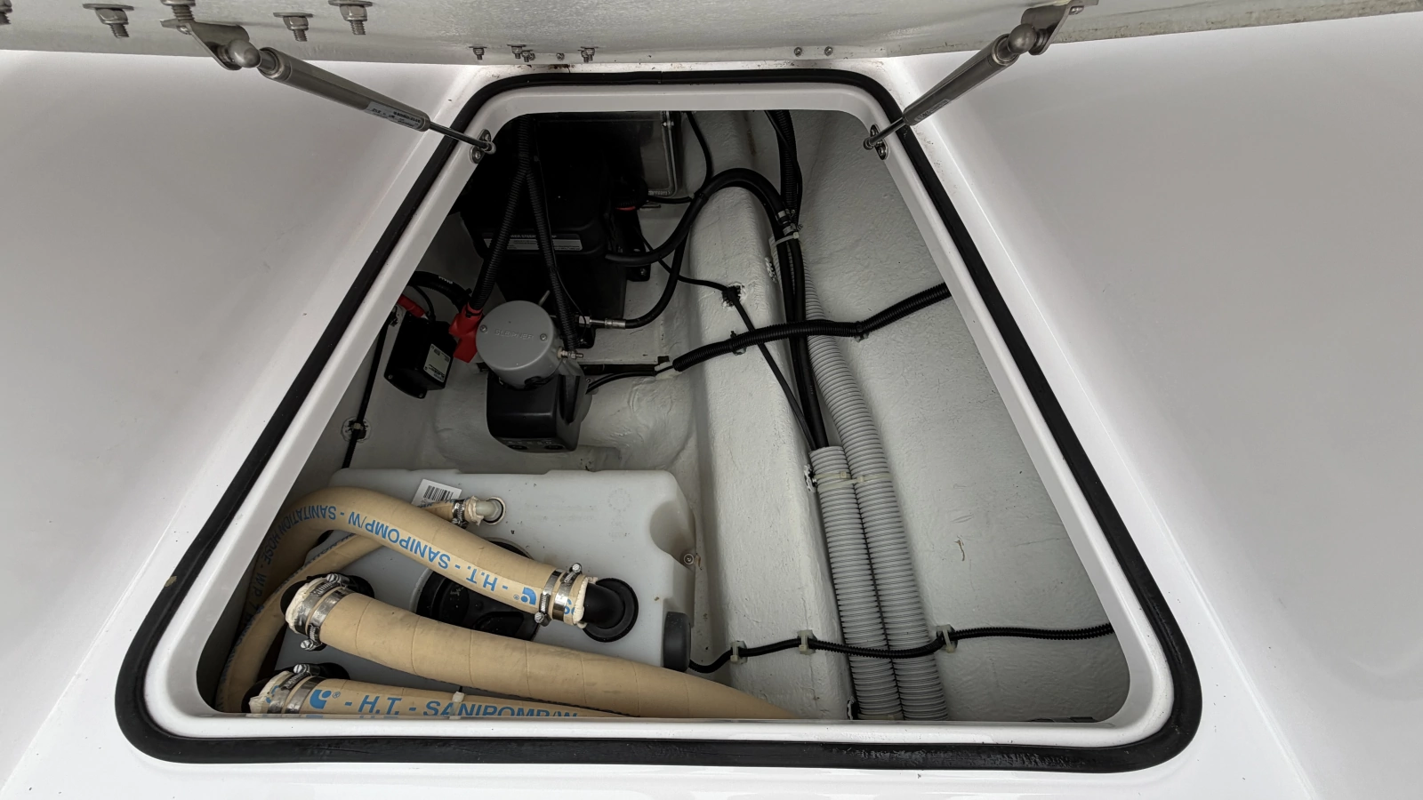 2023 Axopar 28 Cabin w/Wet Bar