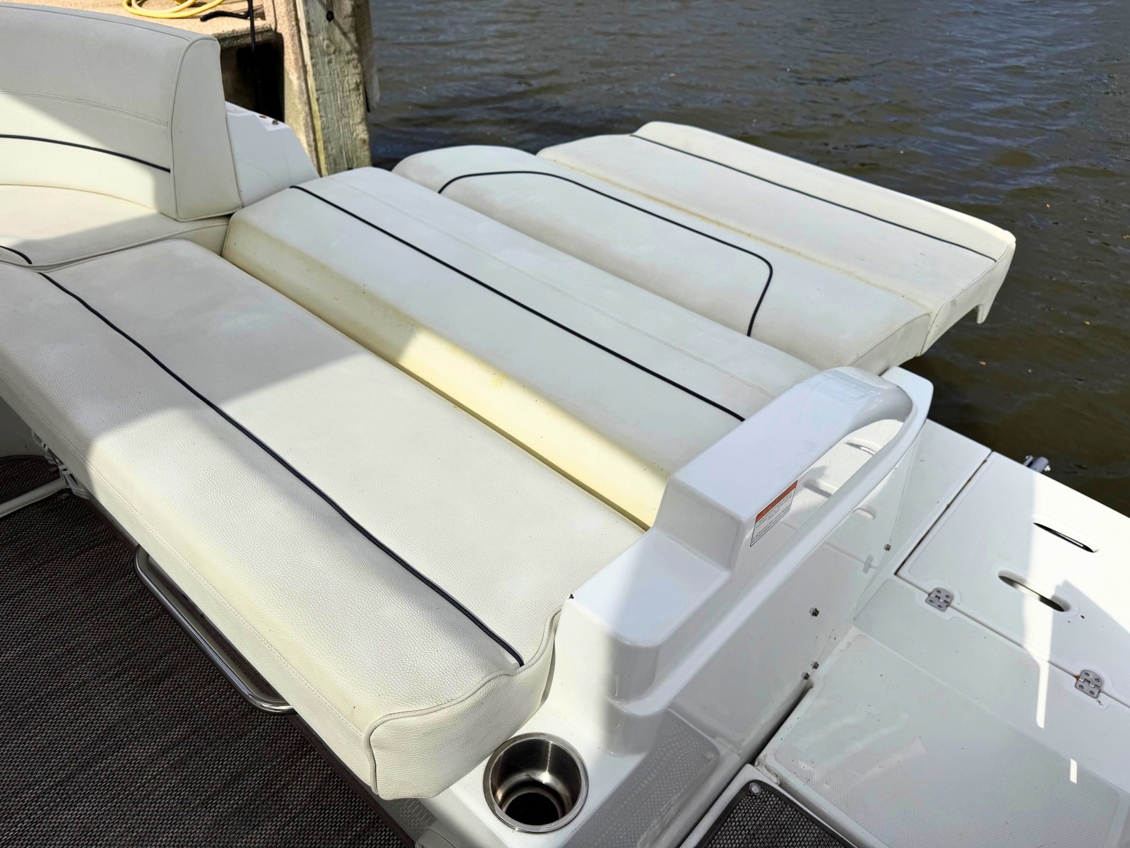 2018 Cruisers Yachts 35 Express