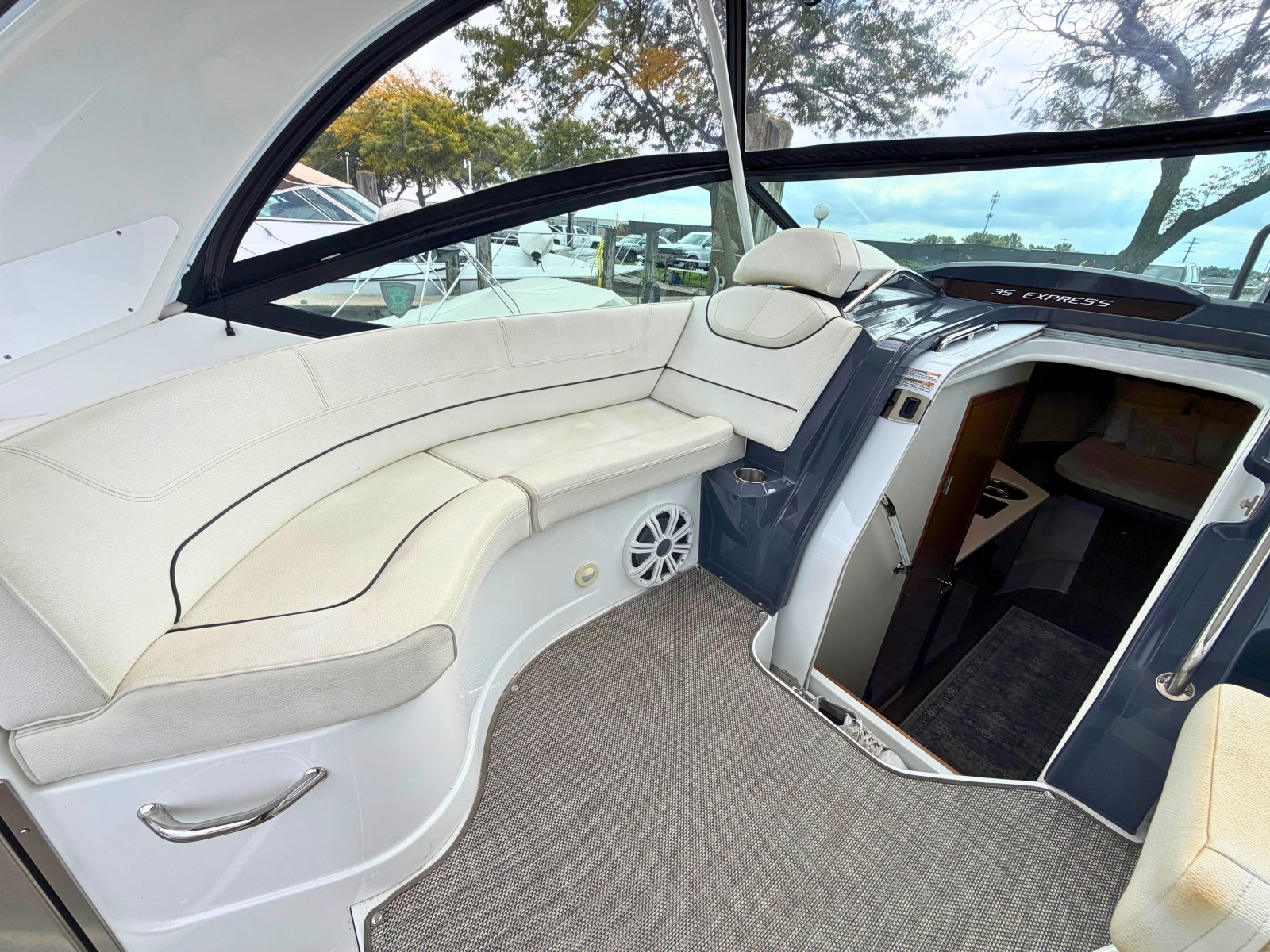 2018 Cruisers Yachts 35 Express