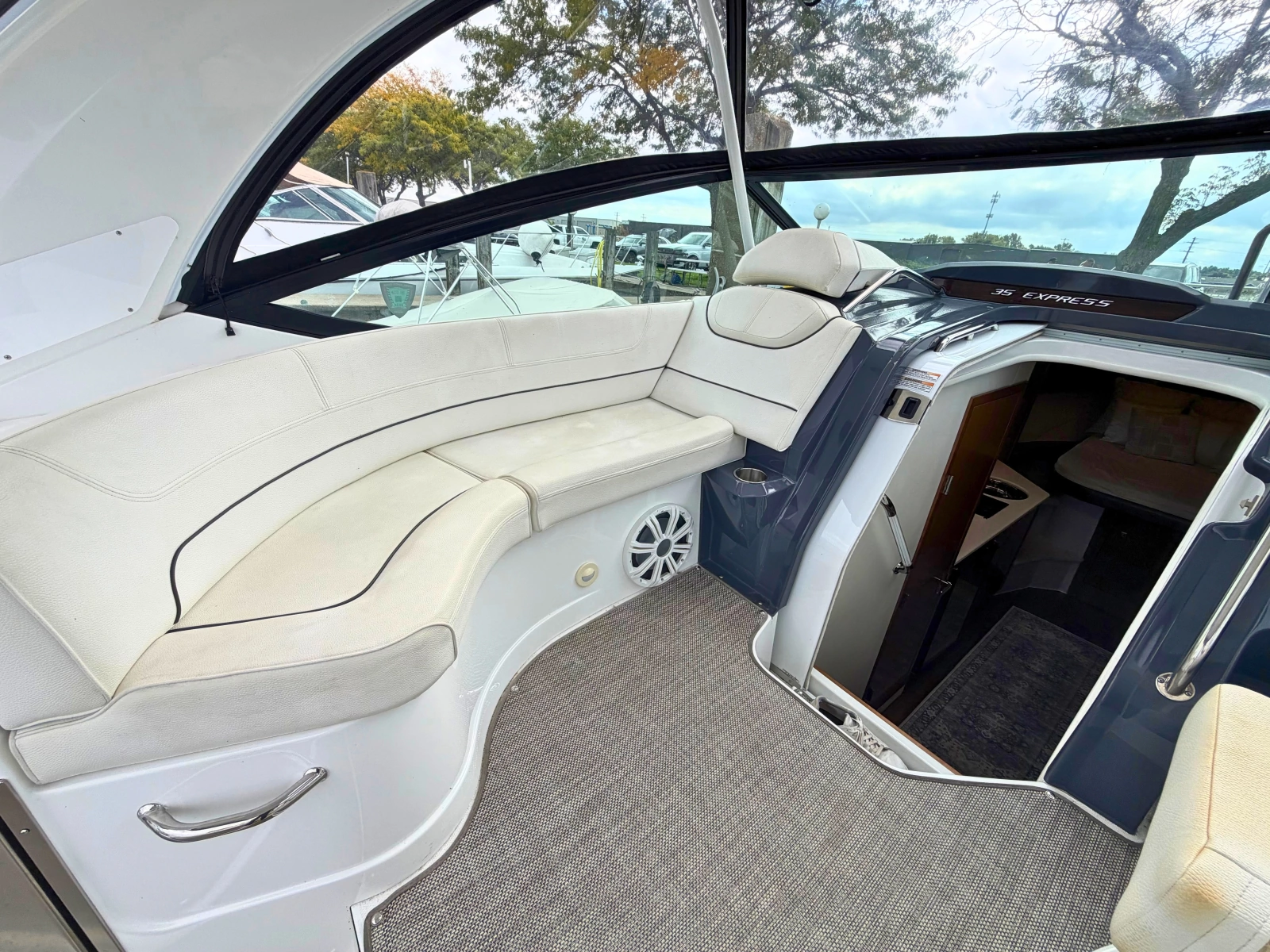 2018 Cruisers Yachts 35 Express