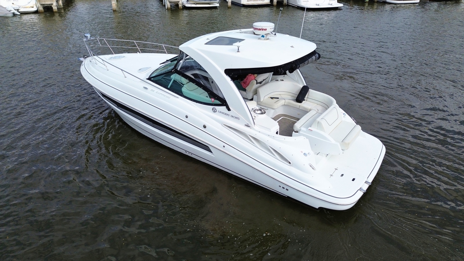 2018 Cruisers Yachts 35 Express