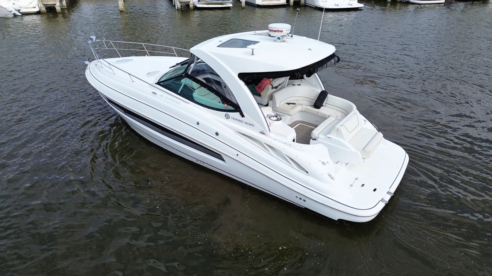 2018 Cruisers Yachts 35 Express