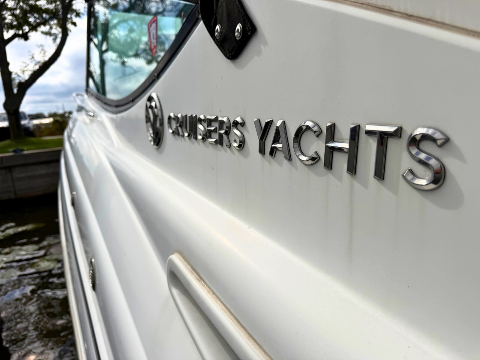 2018 Cruisers Yachts 35 Express
