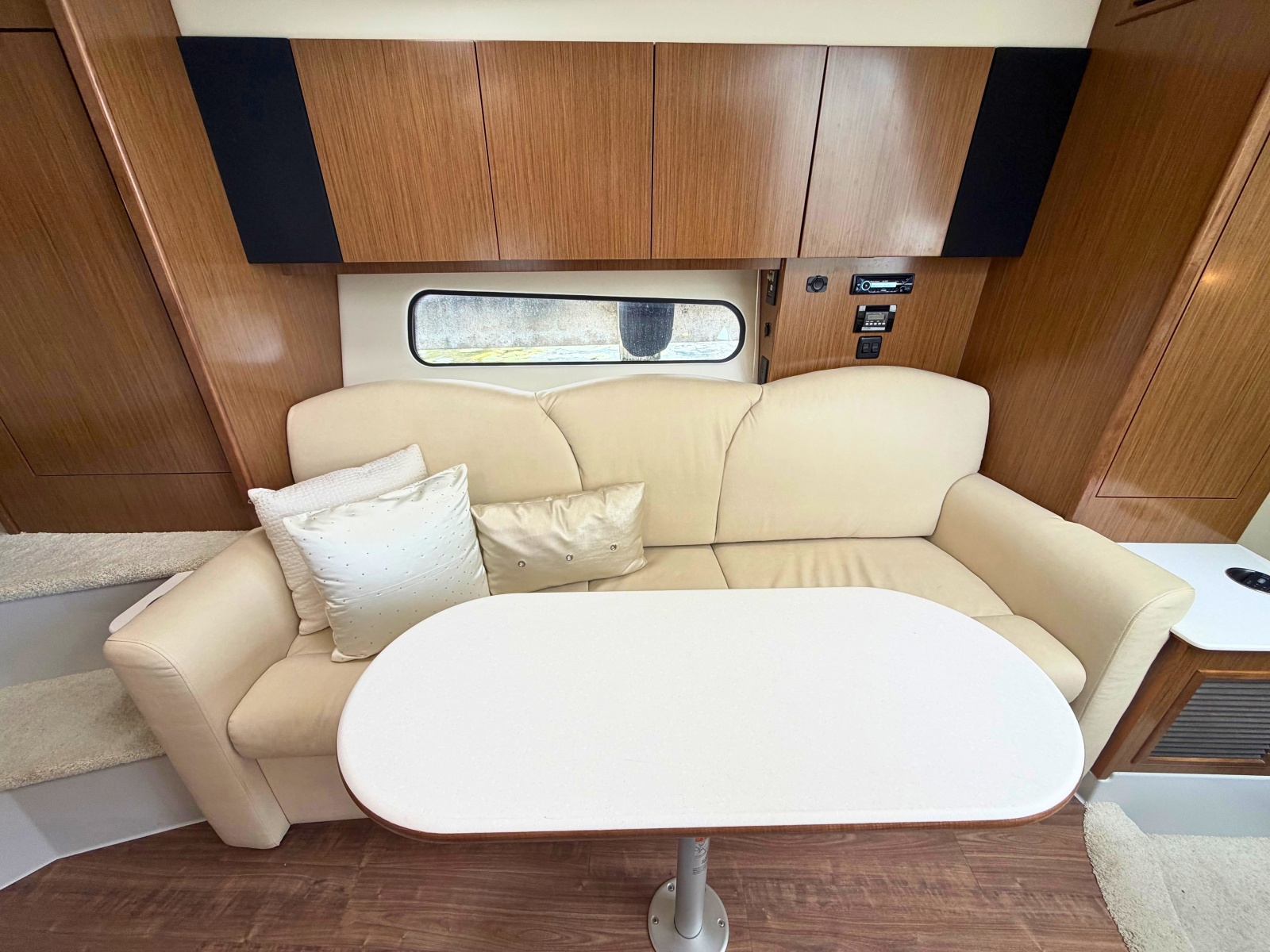 2018 Cruisers Yachts 35 Express