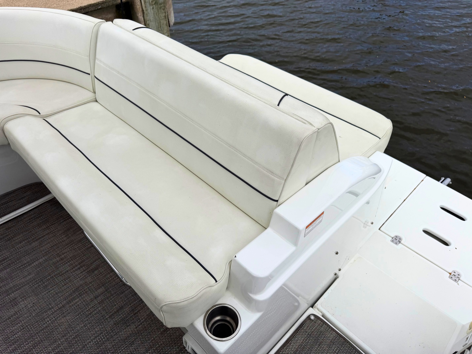 2018 Cruisers Yachts 35 Express
