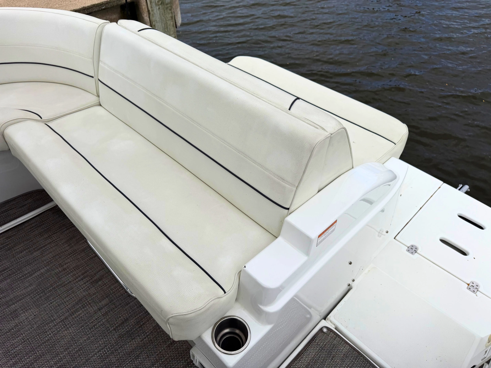 2018 Cruisers Yachts 35 Express