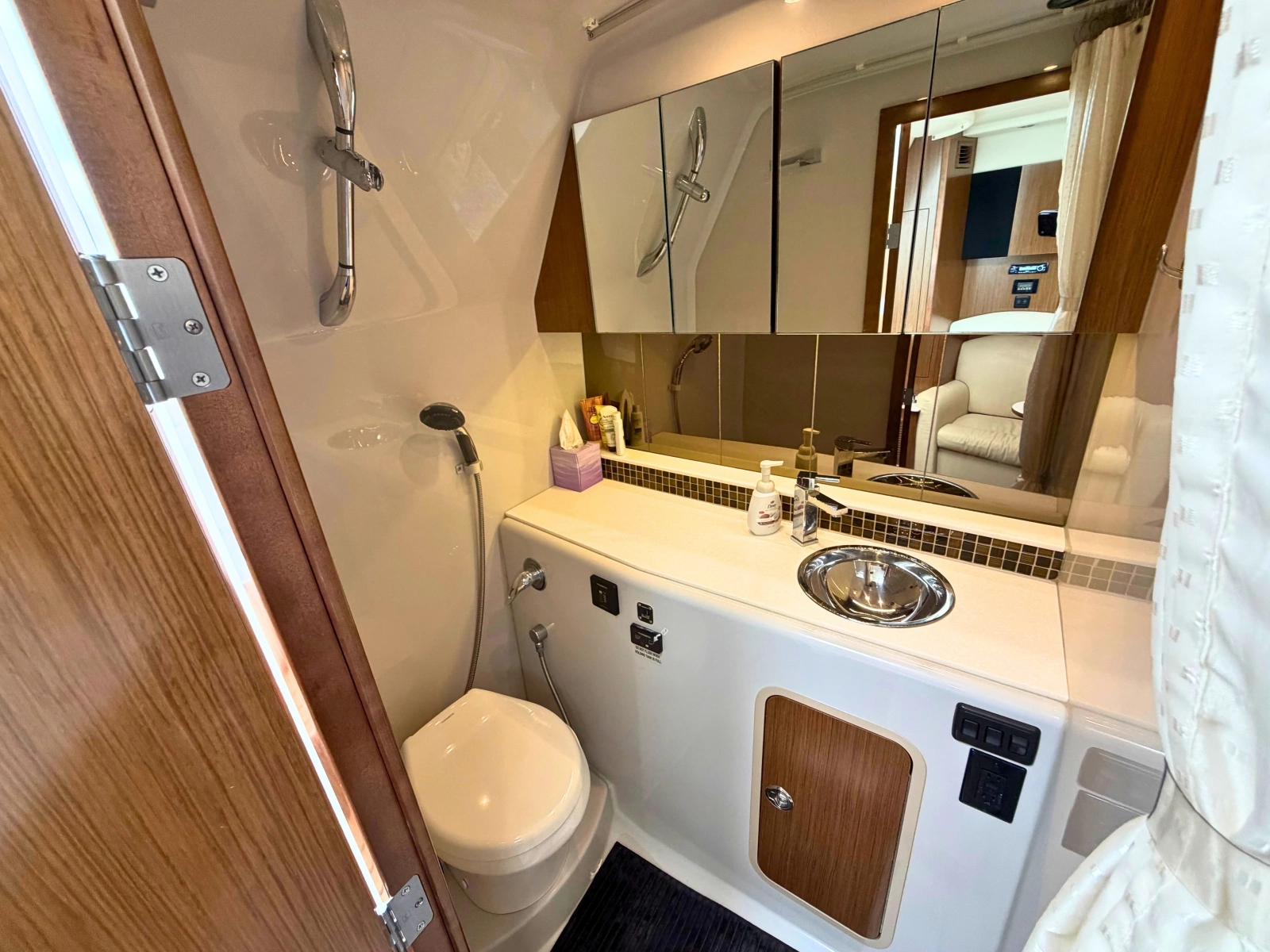 2018 Cruisers Yachts 35 Express