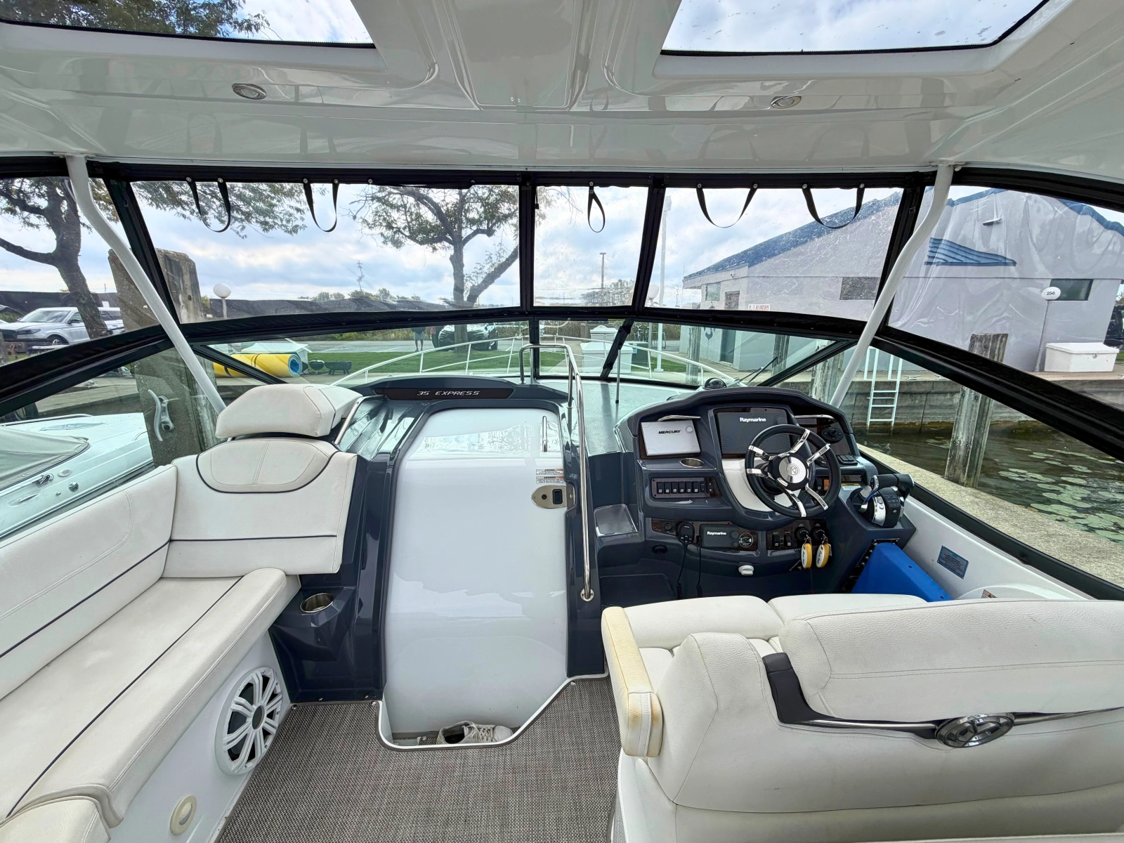 2018 Cruisers Yachts 35 Express