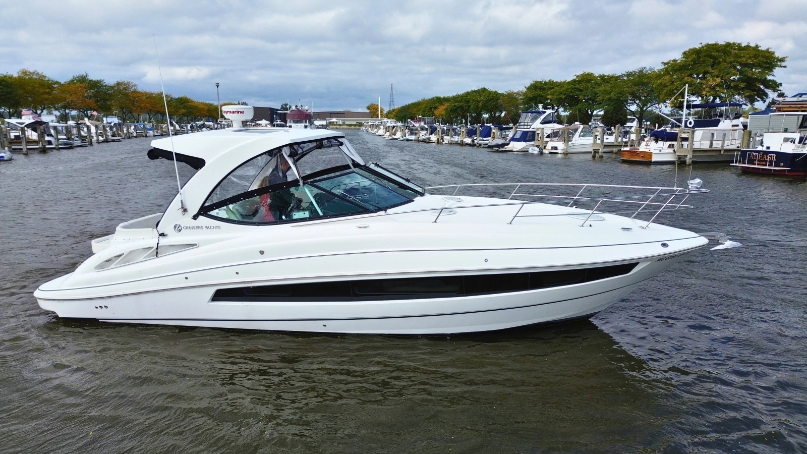 2018 Cruisers Yachts 35 Express